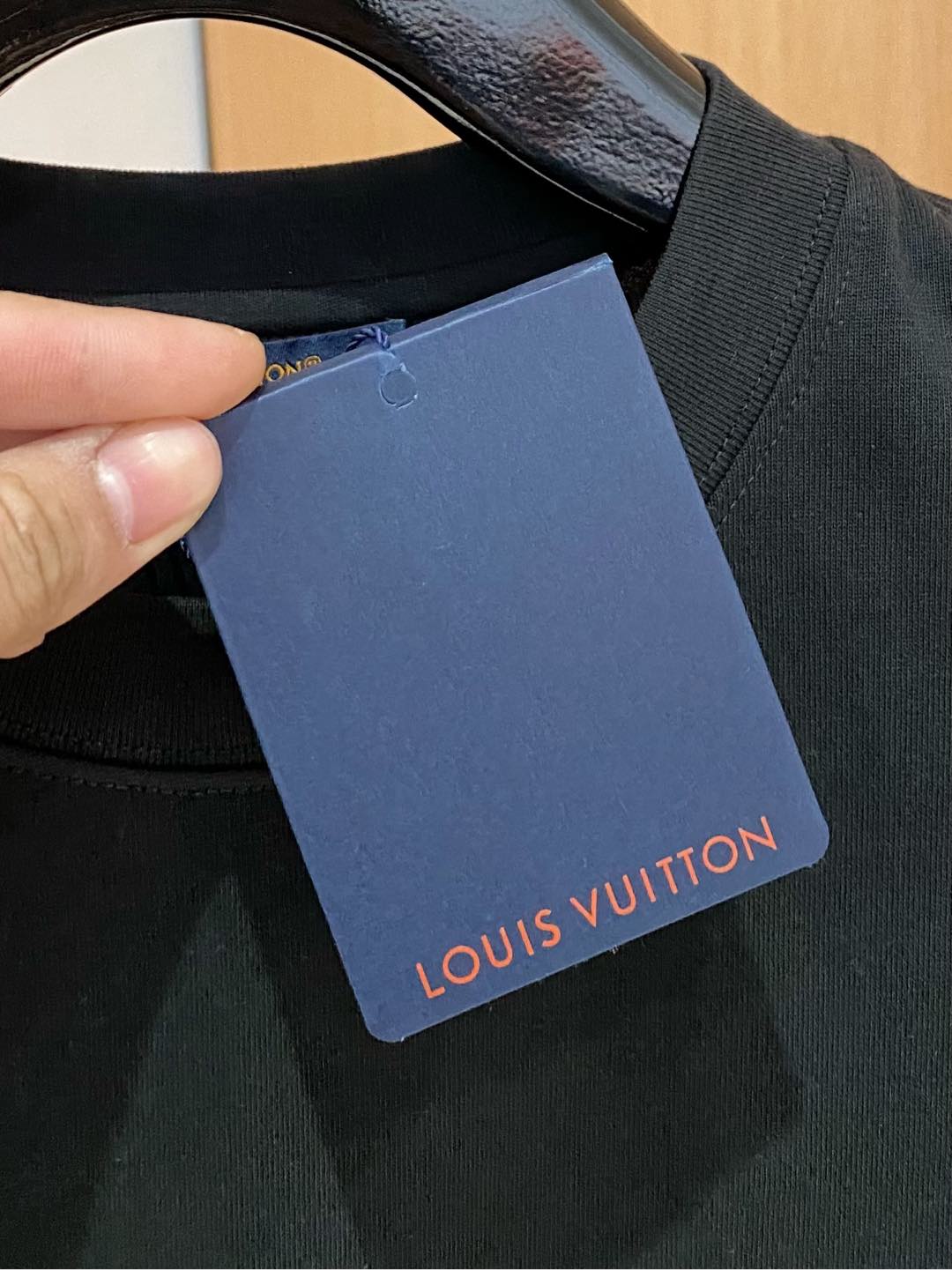  LV 高定面料 玉蚕丝般的丝滑 2025春夏新品上市🍃时尚经典圆领短袖👍🏻时尚单品设计，更加时尚舒适，