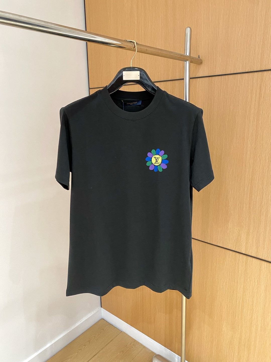  LV 高定面料 玉蚕丝般的丝滑 2025春夏新品上市🍃时尚经典圆领短袖👍🏻时尚单品设计，更加时尚舒适，