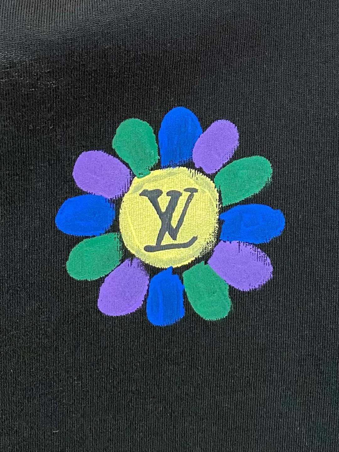  LV 高定面料 玉蚕丝般的丝滑 2025春夏新品上市🍃时尚经典圆领短袖👍🏻时尚单品设计，更加时尚舒适，