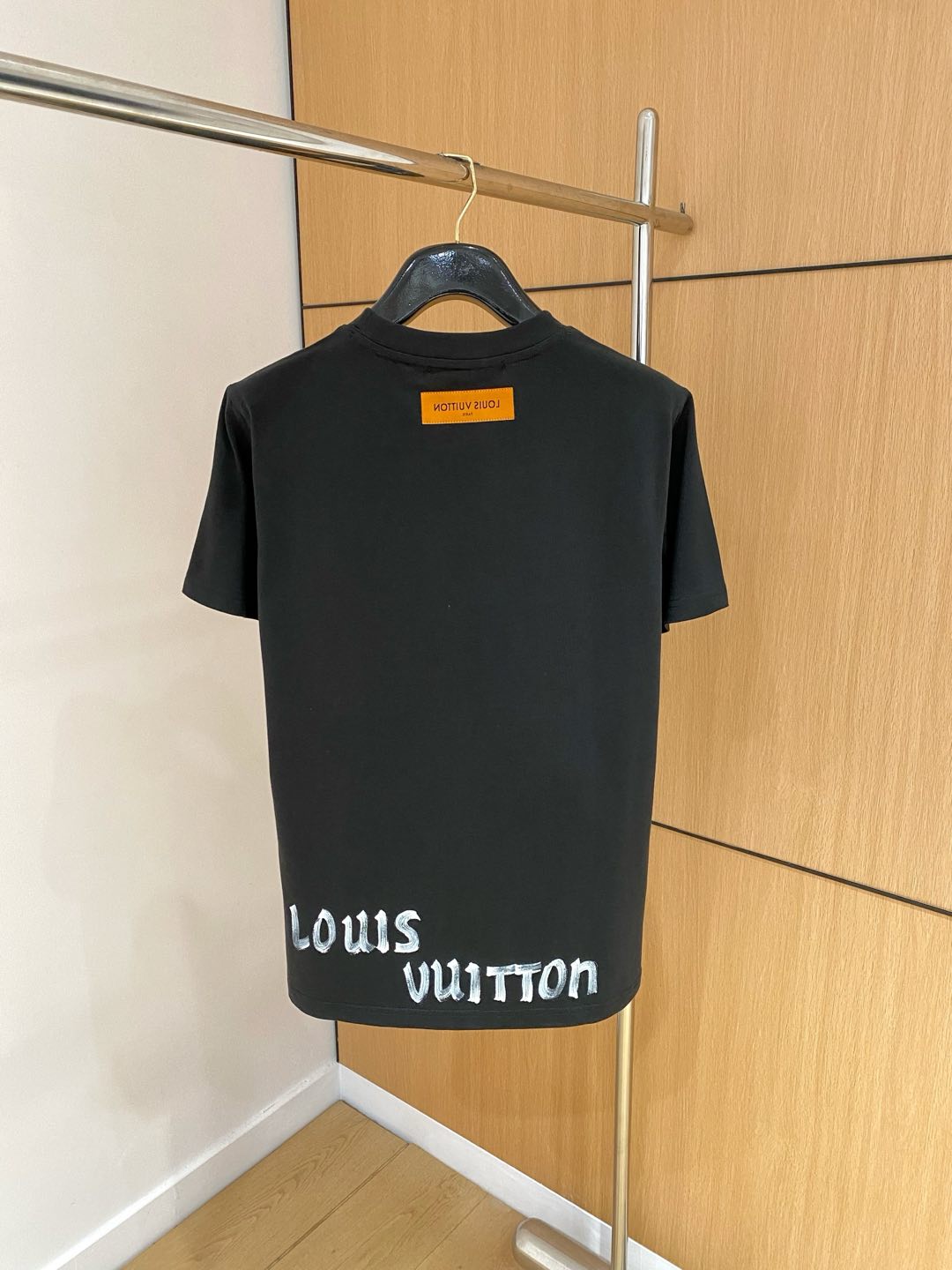  LV 高定面料 玉蚕丝般的丝滑 2025春夏新品上市🍃时尚经典圆领短袖👍🏻时尚单品设计，更加时尚舒适，