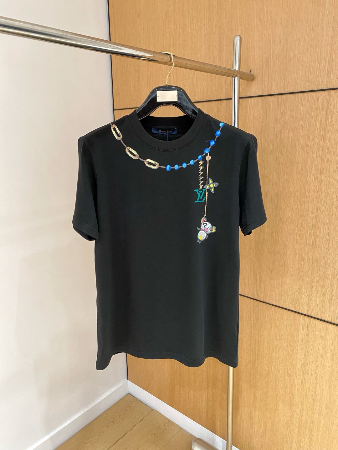  LV 高定面料 玉蚕丝般的丝滑 2025春夏新品上市🍃时尚经典圆领短袖👍🏻时尚单品设计，更加时尚舒适，