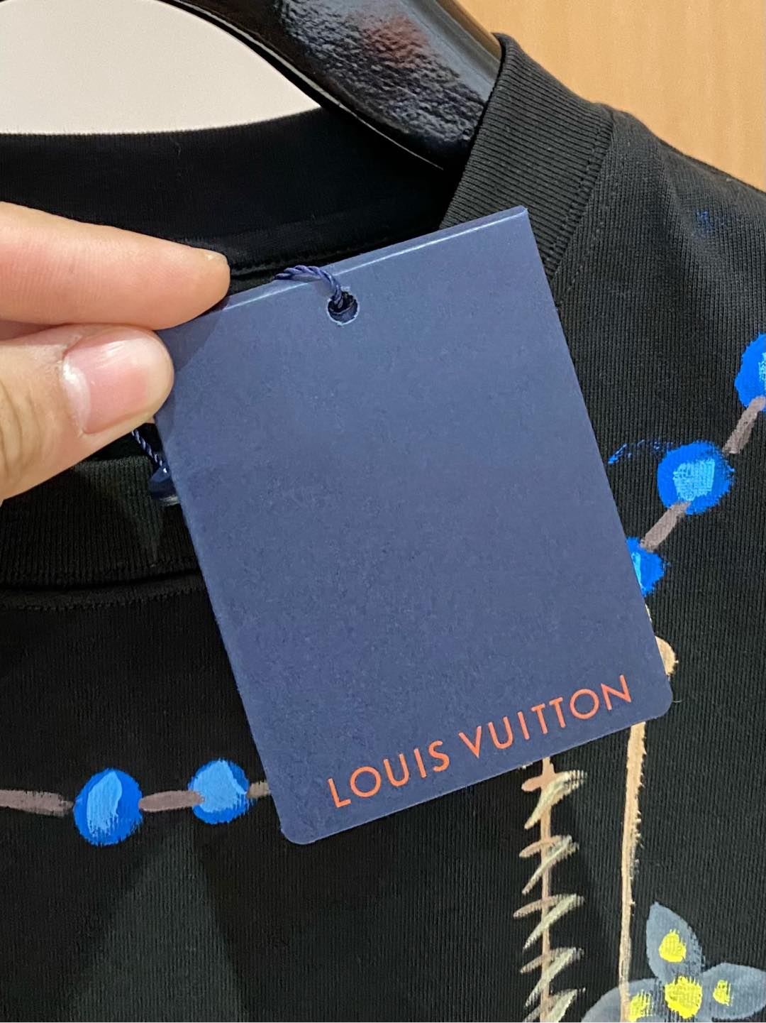  LV 高定面料 玉蚕丝般的丝滑 2025春夏新品上市🍃时尚经典圆领短袖👍🏻时尚单品设计，更加时尚舒适，