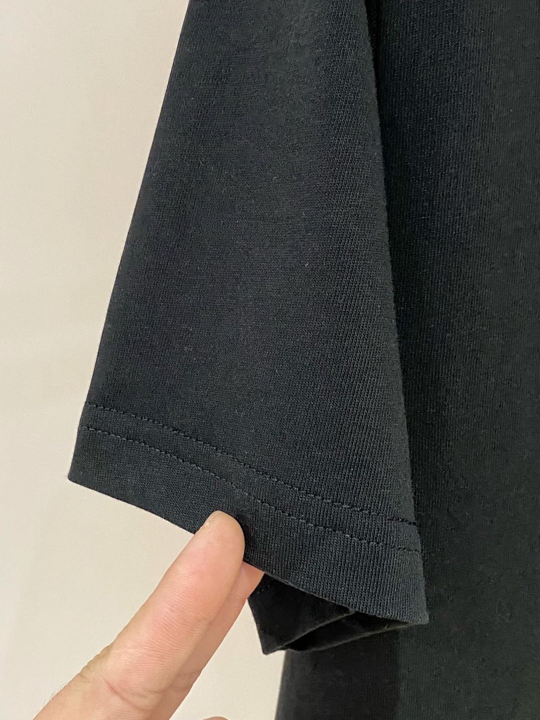  普拉达 高定面料 玉蚕丝般的丝滑 2025春夏新品上市🍃时尚经典圆领短袖👍🏻时尚单品设计，更加时尚舒适