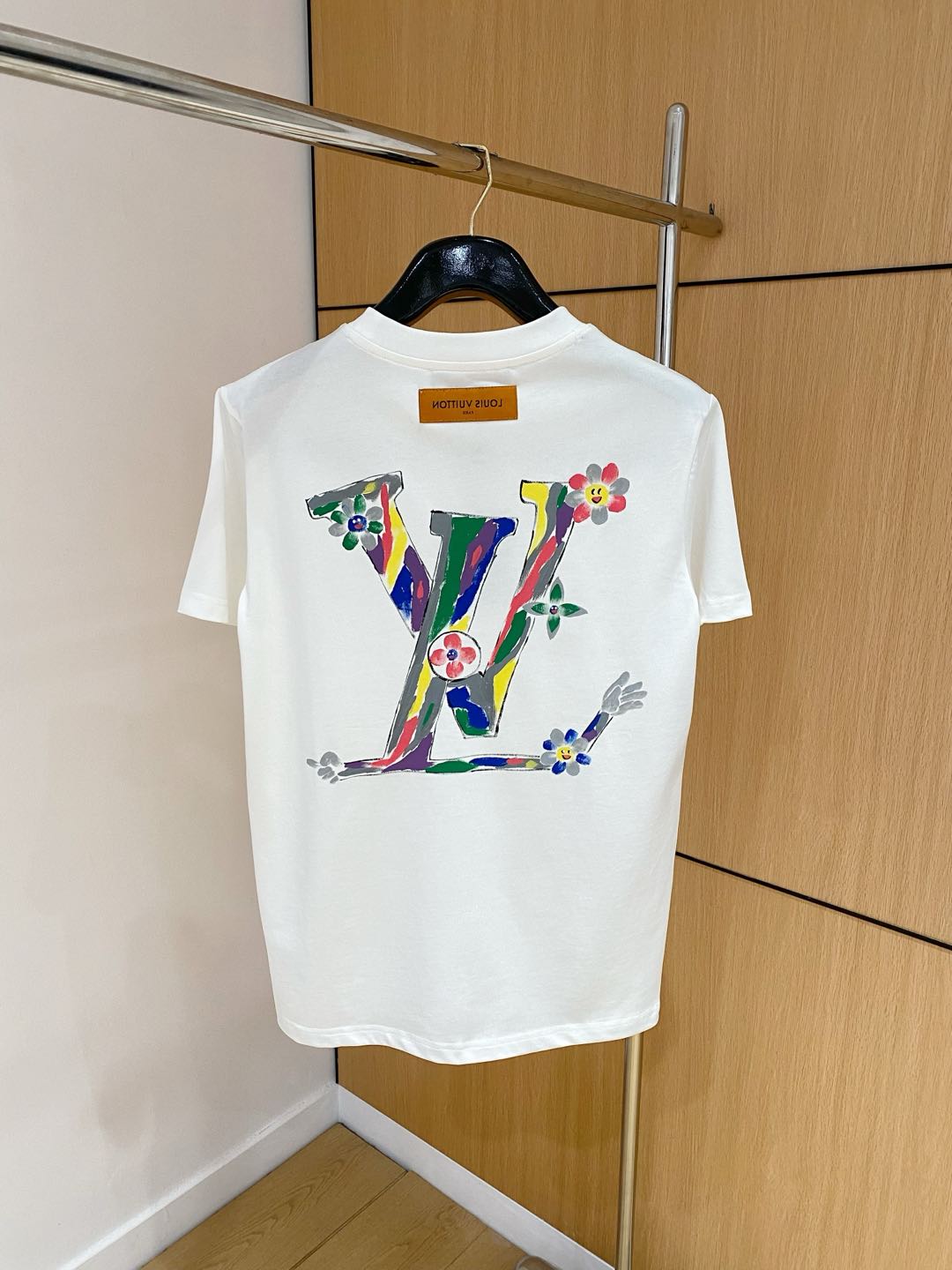  LV 高定面料 玉蚕丝般的丝滑 2025春夏新品上市🍃时尚经典圆领短袖👍🏻时尚单品设计，更加时尚舒适，