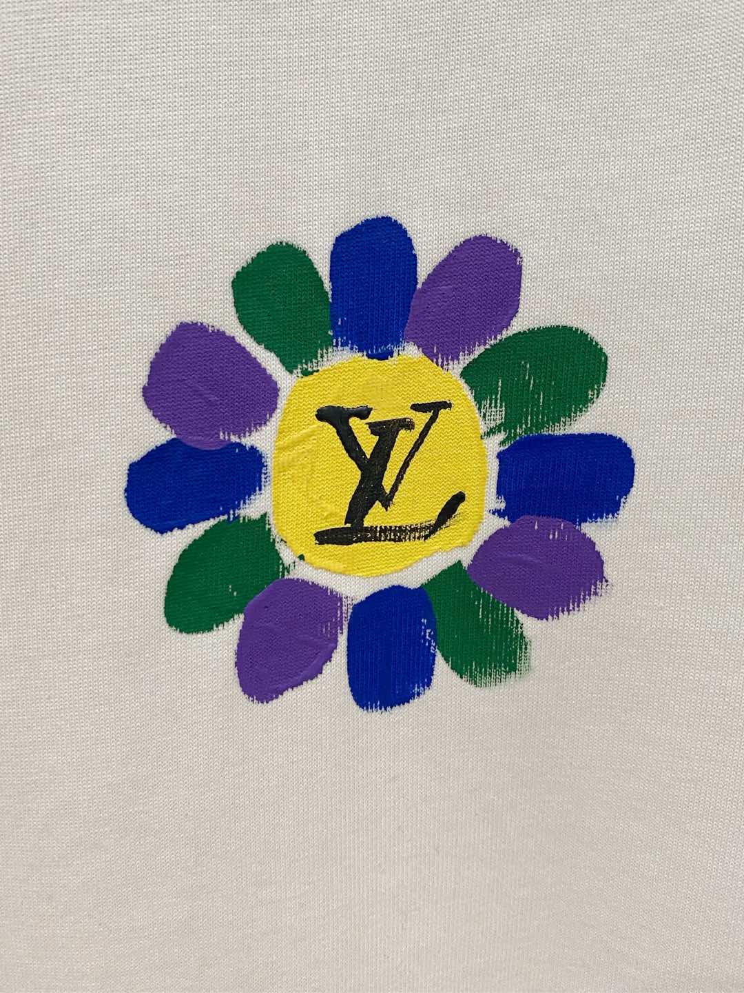  LV 高定面料 玉蚕丝般的丝滑 2025春夏新品上市🍃时尚经典圆领短袖👍🏻时尚单品设计，更加时尚舒适，
