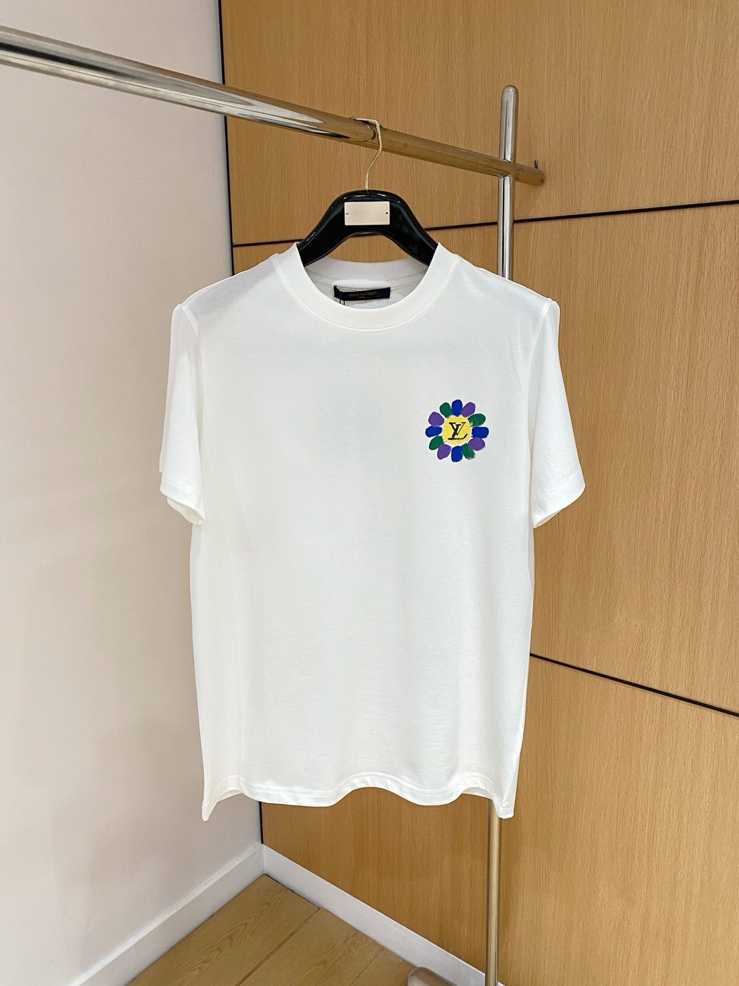  LV 高定面料 玉蚕丝般的丝滑 2025春夏新品上市🍃时尚经典圆领短袖👍🏻时尚单品设计，更加时尚舒适，