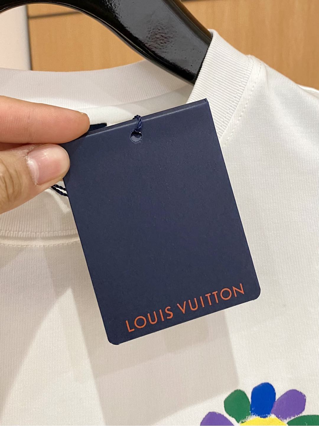  LV 高定面料 玉蚕丝般的丝滑 2025春夏新品上市🍃时尚经典圆领短袖👍🏻时尚单品设计，更加时尚舒适，