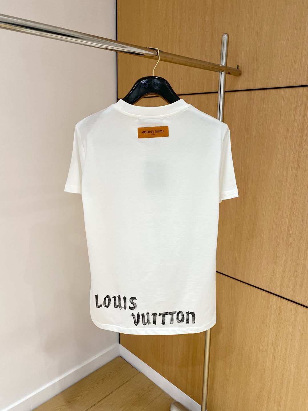  LV 高定面料 玉蚕丝般的丝滑 2025春夏新品上市🍃时尚经典圆领短袖👍🏻时尚单品设计，更加时尚舒适，
