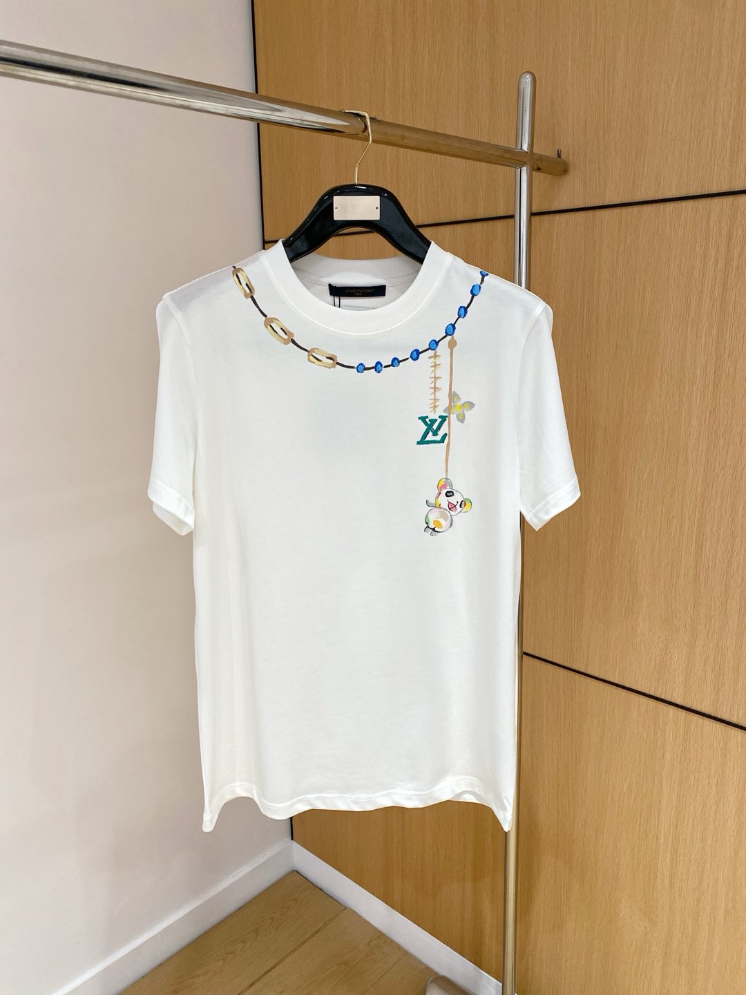  LV 高定面料 玉蚕丝般的丝滑 2025春夏新品上市🍃时尚经典圆领短袖👍🏻时尚单品设计，更加时尚舒适，