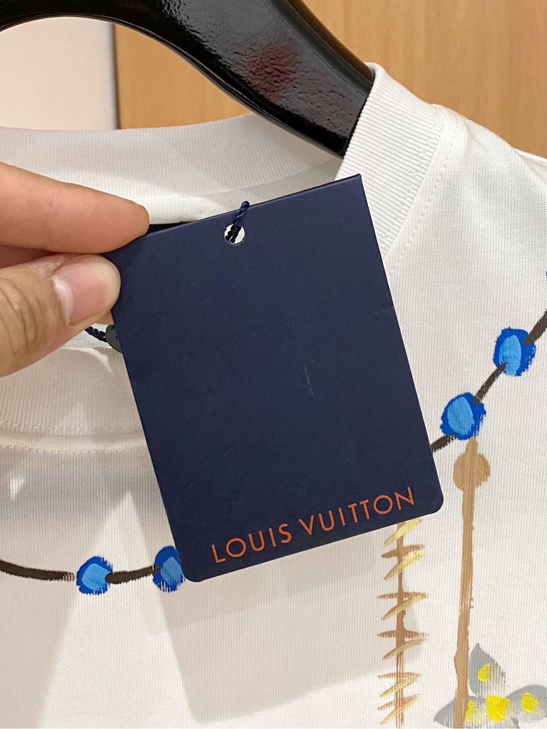  LV 高定面料 玉蚕丝般的丝滑 2025春夏新品上市🍃时尚经典圆领短袖👍🏻时尚单品设计，更加时尚舒适，