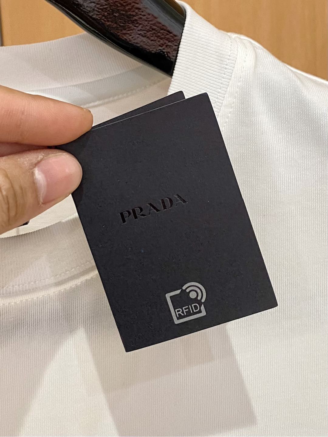  普拉达 高定面料 玉蚕丝般的丝滑 2025春夏新品上市🍃时尚经典圆领短袖👍🏻时尚单品设计，更加时尚舒适