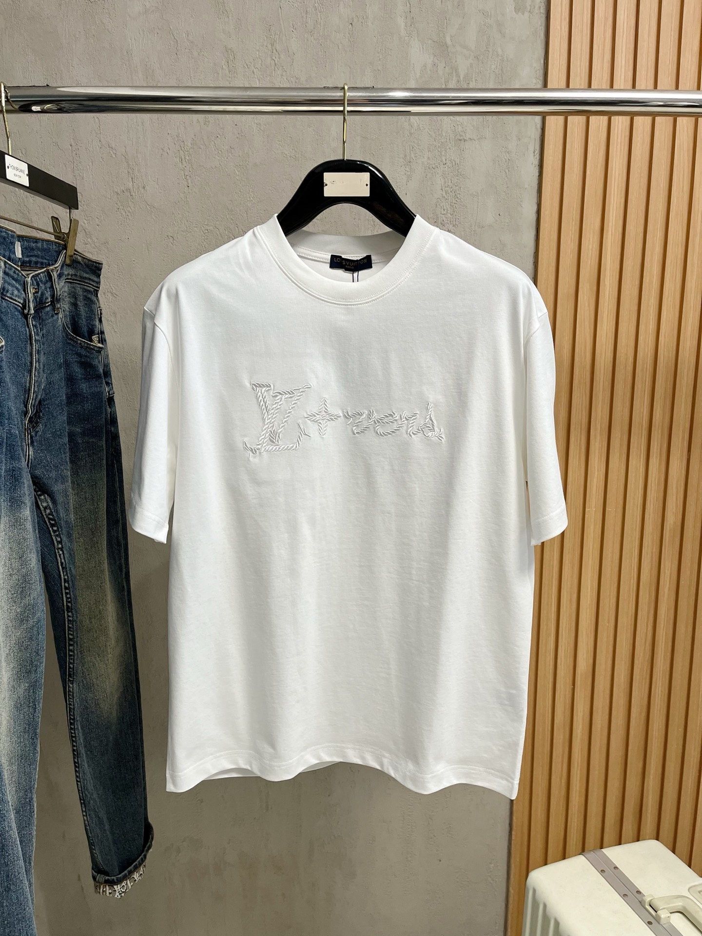 NO:153286,The latest ssLV pure cotton fabric, classic logo, logo, fashionable, simple and trendy short sleeves, the top quality counter original single short sleeves, the top production process imported fabric, the unique design of the counter model, using imported high-end customized fabrics. The official website is on sale!  Excellent fabric size..Black and white M-3XL,,louis vuitton,T-shirt,alexander wang19860909ssLV纯棉最新面料经典标识图案logo时尚简约潮流短袖,最顶级的品质专柜原单短袖,顶级制作工艺进口面料,专柜款独特设计,采用进口高端订制面料.官网在售！面料版型超赞 码数..黑白色 M-3XL,,louis vuitton,T-shirt,alexander wang,Men's clothing