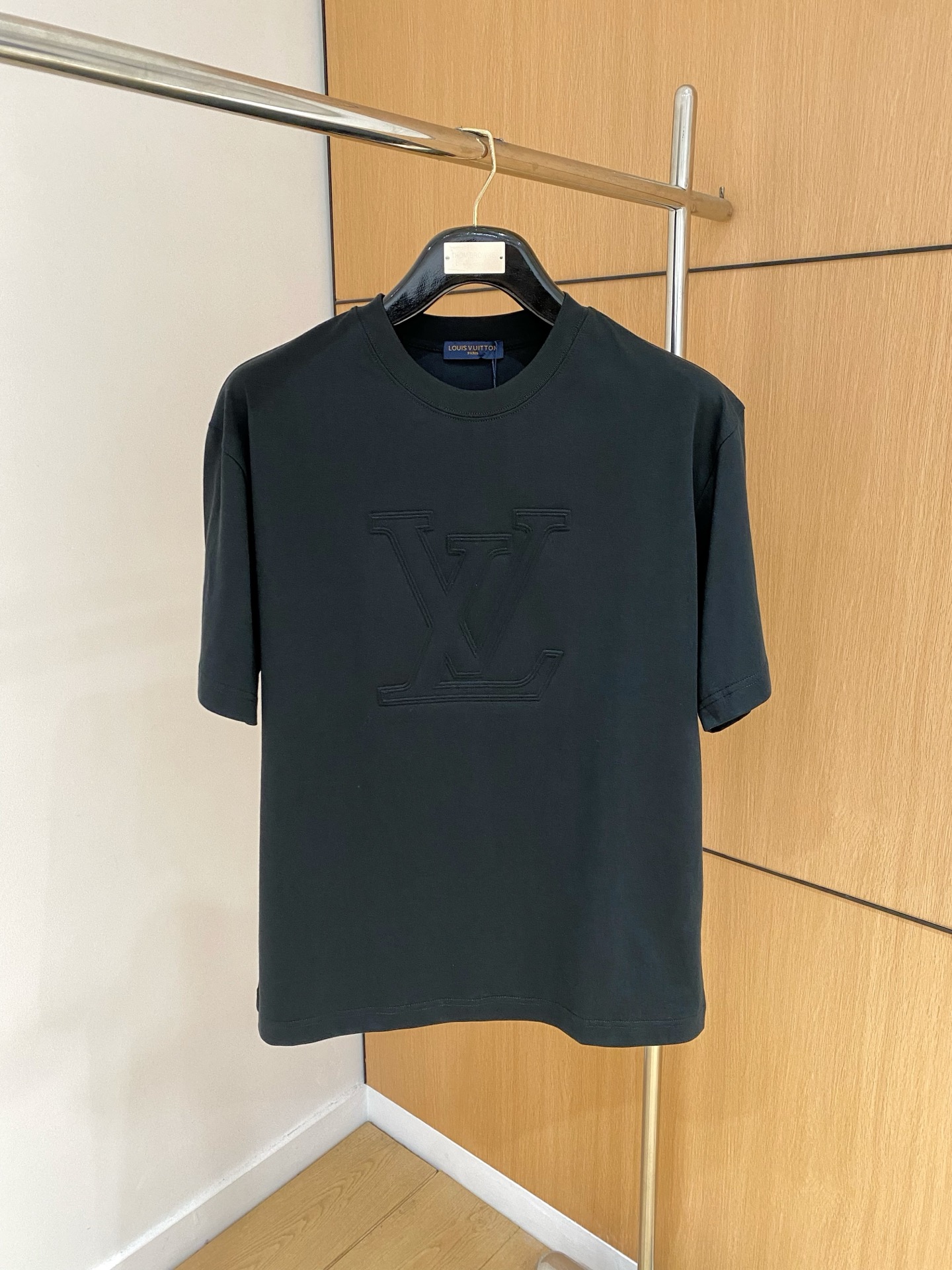 ssLV纯棉最新面料经典标识图案logo时尚简约潮流短袖，最顶级的品质专柜原单短袖，顶级制作工艺进口面料