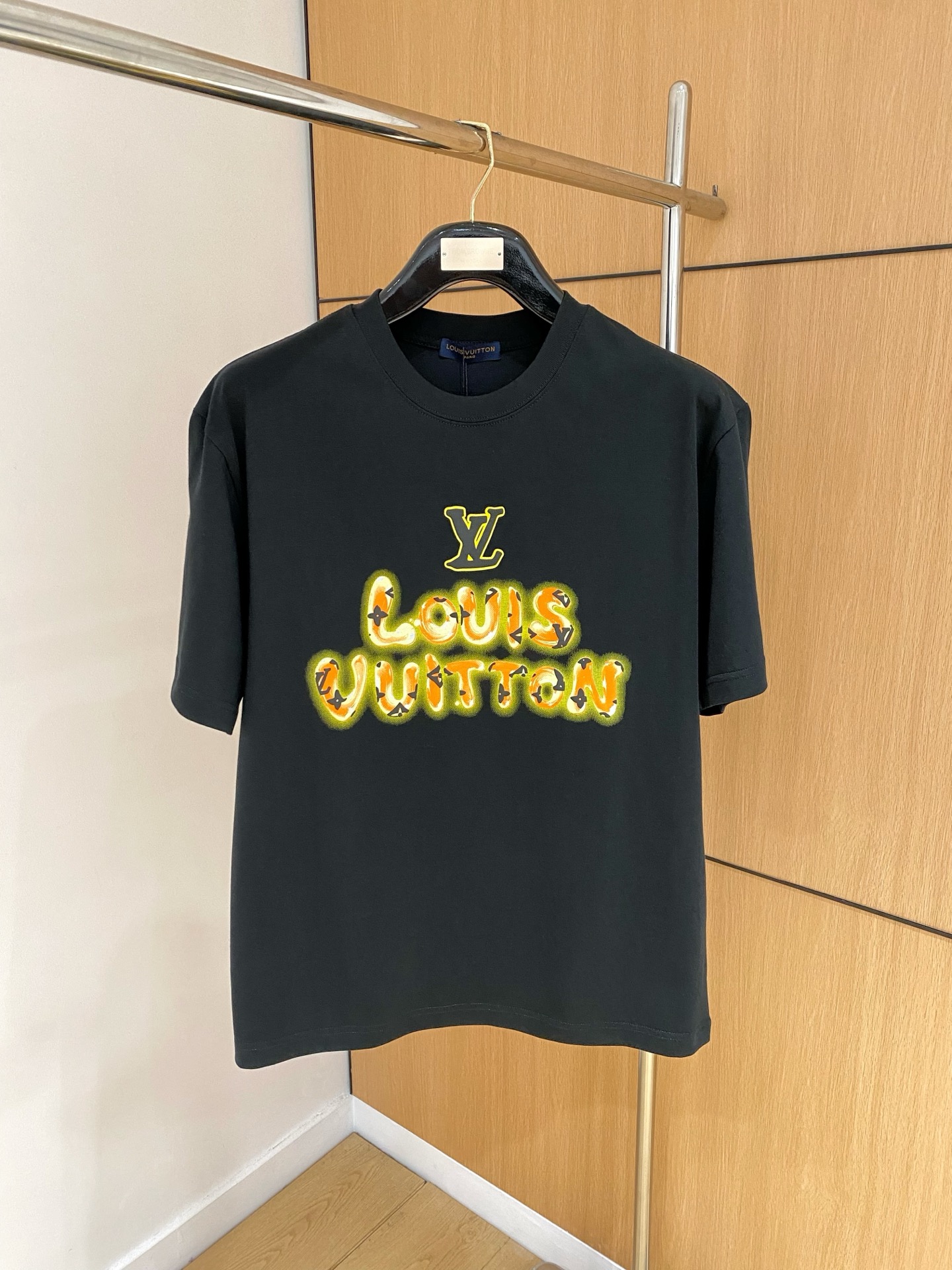 ssLV纯棉最新面料经典标识图案logo时尚简约潮流短袖，最顶级的品质专柜原单短袖，顶级制作工艺进口面料