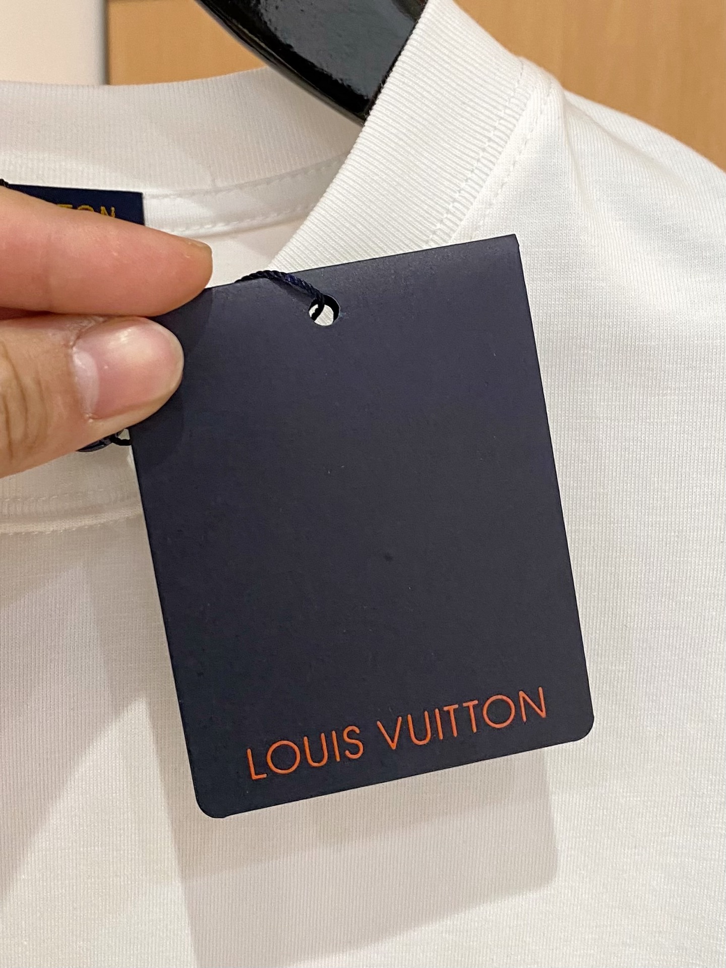 ssLV纯棉最新面料经典标识图案logo时尚简约潮流短袖，最顶级的品质专柜原单短袖，顶级制作工艺进口面料