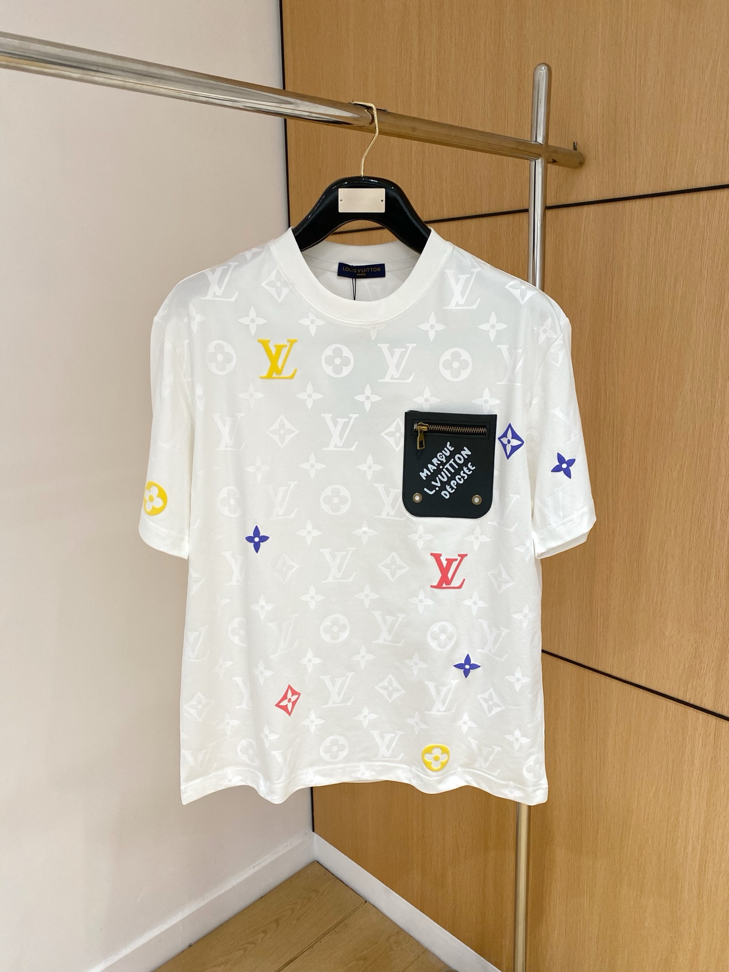 ssLV纯棉最新面料经典标识图案logo时尚简约潮流短袖，最顶级的品质专柜原单短袖，顶级制作工艺进口面料