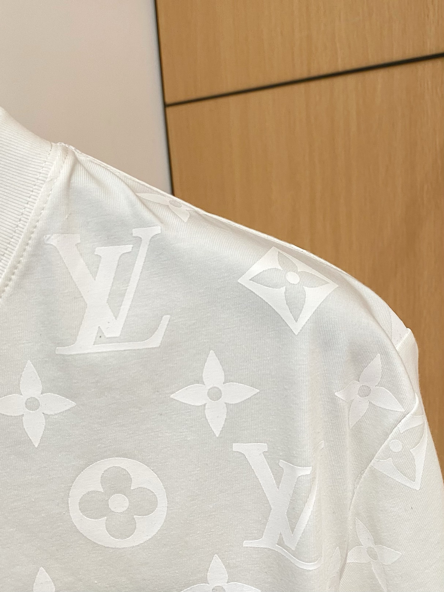 ssLV纯棉最新面料经典标识图案logo时尚简约潮流短袖，最顶级的品质专柜原单短袖，顶级制作工艺进口面料