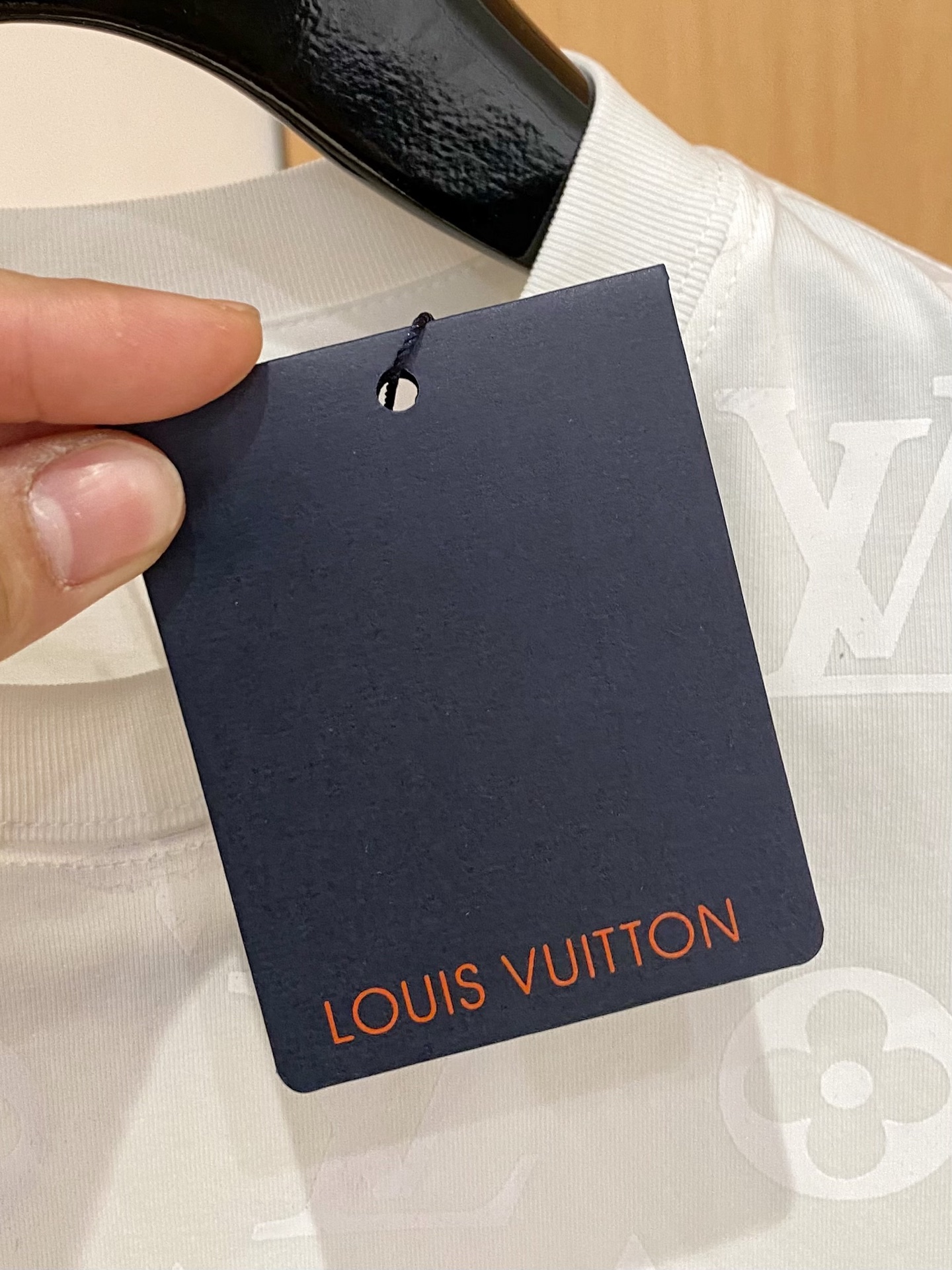 ssLV纯棉最新面料经典标识图案logo时尚简约潮流短袖，最顶级的品质专柜原单短袖，顶级制作工艺进口面料