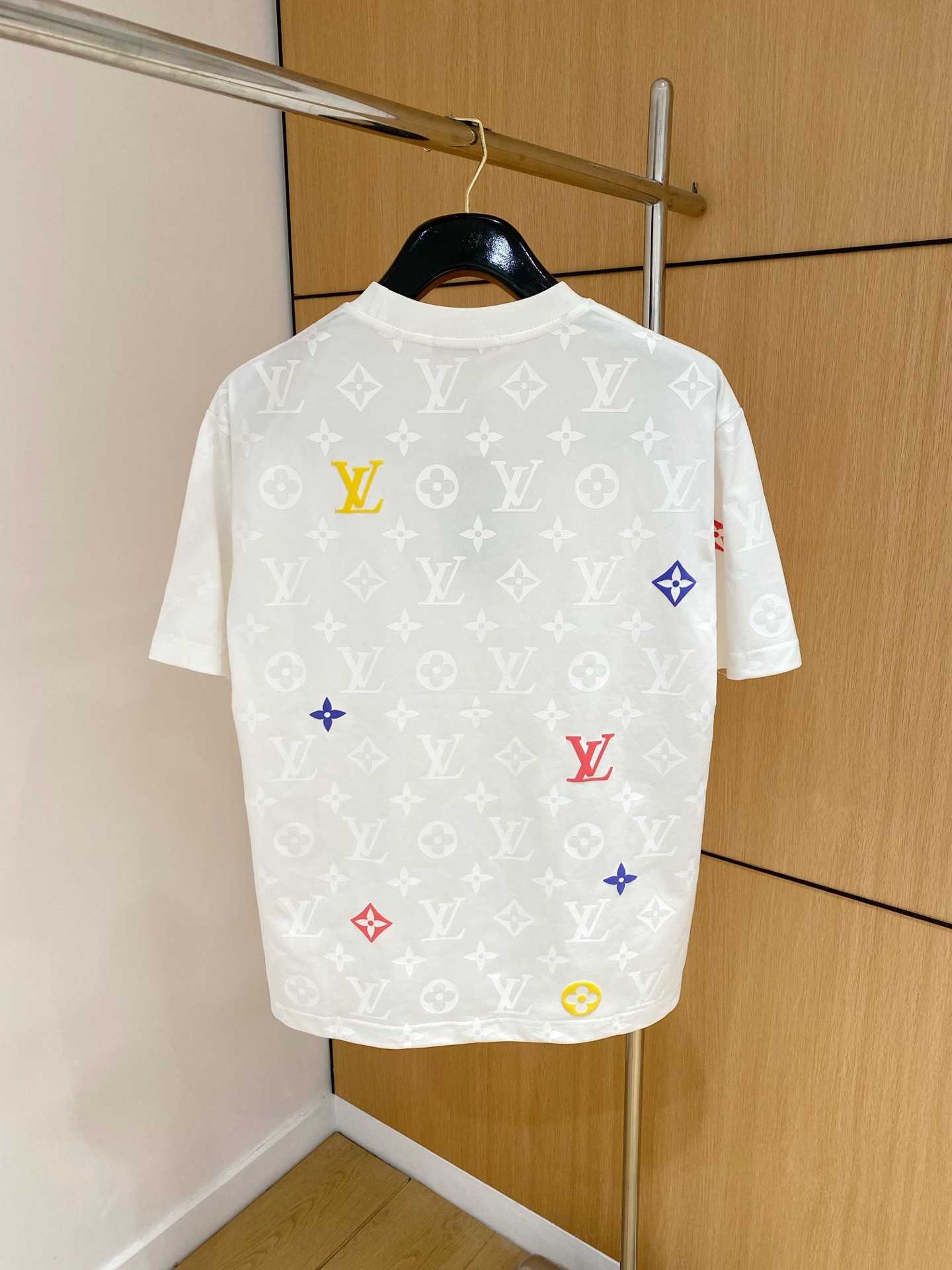 ssLV纯棉最新面料经典标识图案logo时尚简约潮流短袖，最顶级的品质专柜原单短袖，顶级制作工艺进口面料