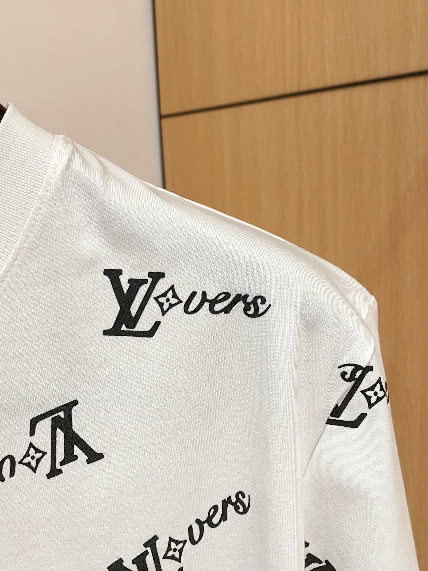 ssLV纯棉最新面料经典标识图案logo时尚简约潮流短袖，最顶级的品质专柜原单短袖，顶级制作工艺进口面料