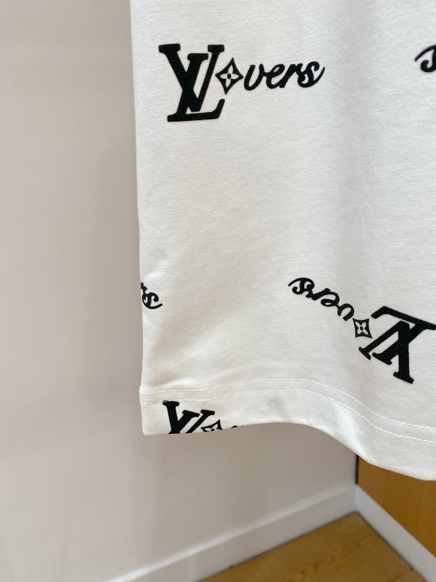 ssLV纯棉最新面料经典标识图案logo时尚简约潮流短袖，最顶级的品质专柜原单短袖，顶级制作工艺进口面料