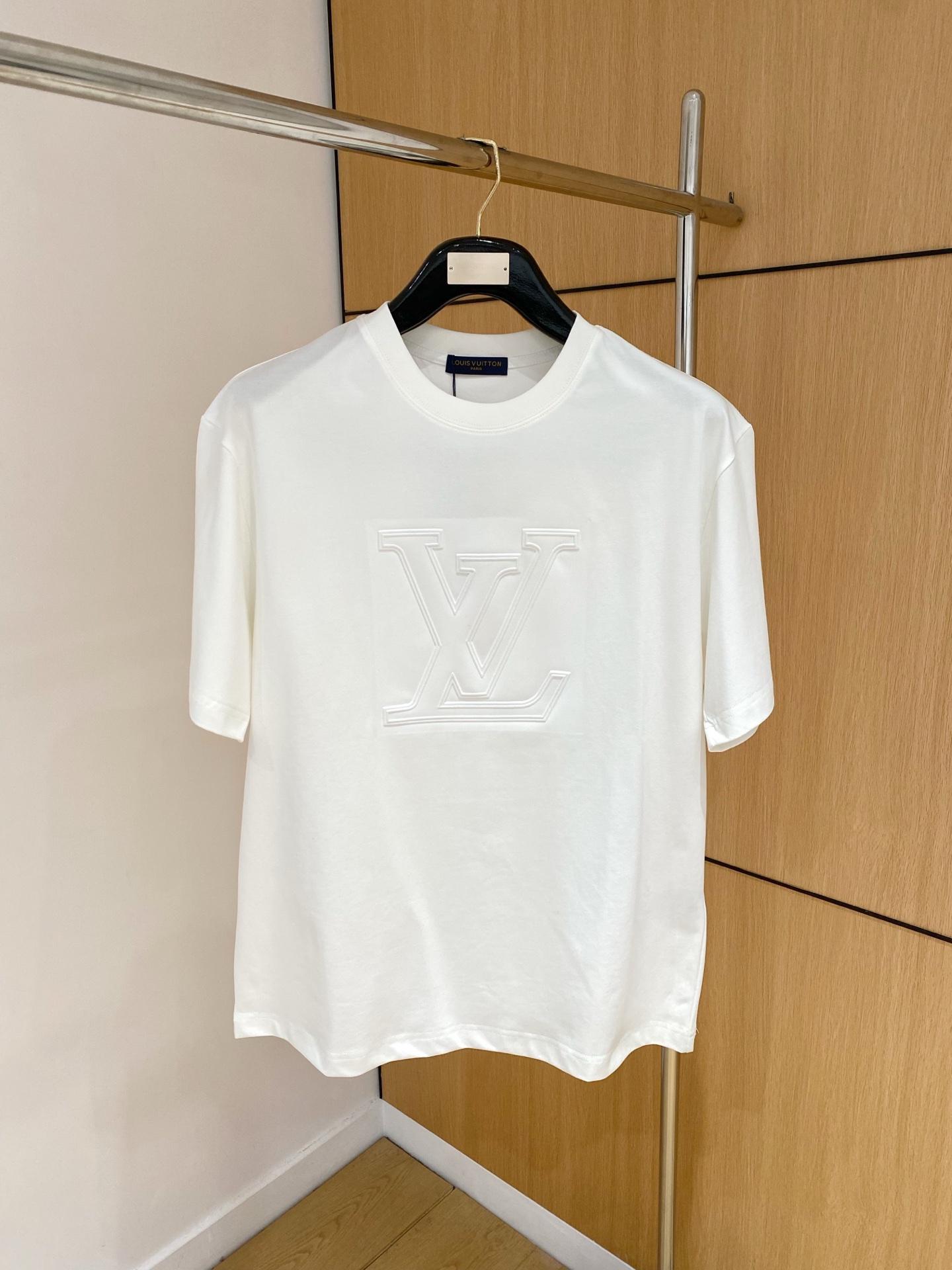 ssLV纯棉最新面料经典标识图案logo时尚简约潮流短袖，最顶级的品质专柜原单短袖，顶级制作工艺进口面料