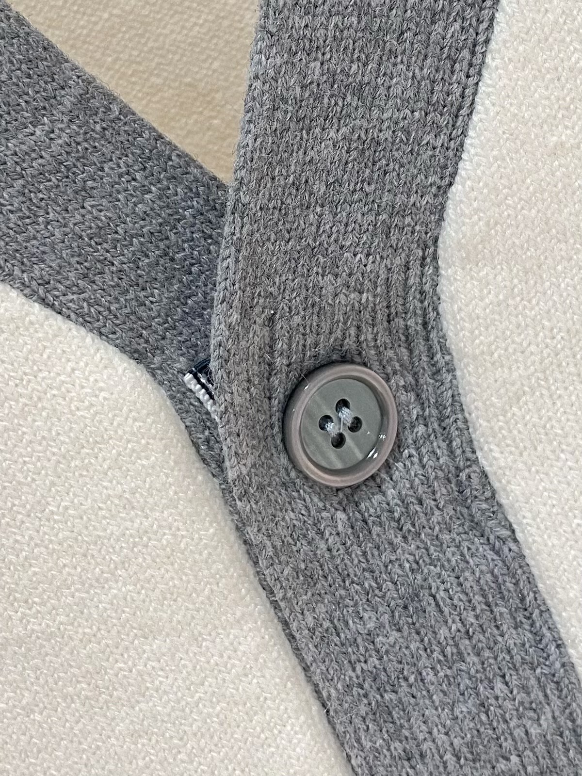 TB 25官网秋冬季最新款开衫毛衣，专柜同步在售爆款！特供羊毛混纺面料.手感舒适.可直接接触皮肤，log