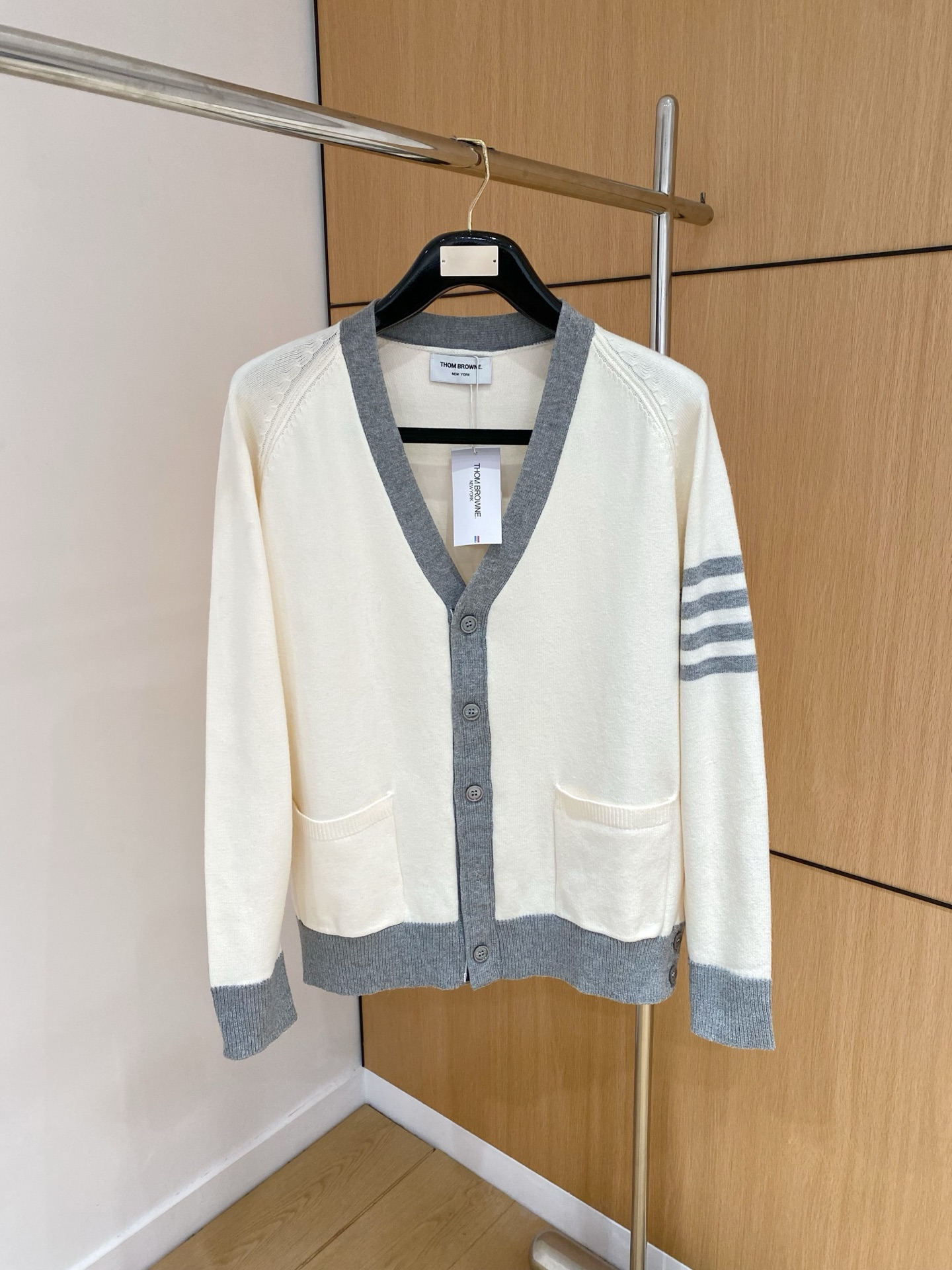 TB 25官网秋冬季最新款开衫毛衣，专柜同步在售爆款！特供羊毛混纺面料.手感舒适.可直接接触皮肤，log