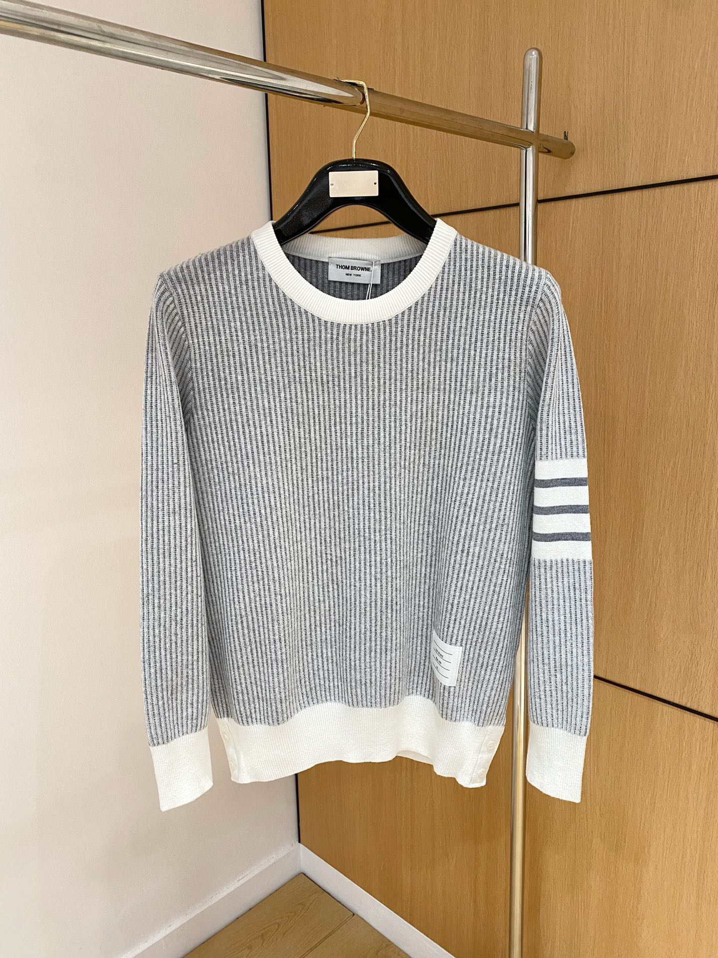 NO:547522,TB 25 official website has the latest round neck sweater in autumn and winter, and the counter is on sale at the same time!  Special wool blend fabric. It feels comfortable to touch the skin directly. The logo badge is exquisitely embroidered logo, which is extremely eye-catching!  Details highlight the fashion charm of big brands. Exquisite workmanship and three-dimensional cutting style. The dressing effect is invincible and handsome!  Complete three standards!  Code number M-XXXL, sweaters, alexander wang19860909TB 25官网秋冬季最新款圆领毛衣,专柜同步在售爆款！特供羊毛混纺面料.手感舒适.可直接接触皮肤,logo徽章精致刺绣标志,极为抢眼！细节凸显大牌时尚魅力.精致做工.立体裁剪风格.穿着效果无敌帅气！三标齐全！码数M-XXXL,,sweaters,alexander wang,Men's clothing