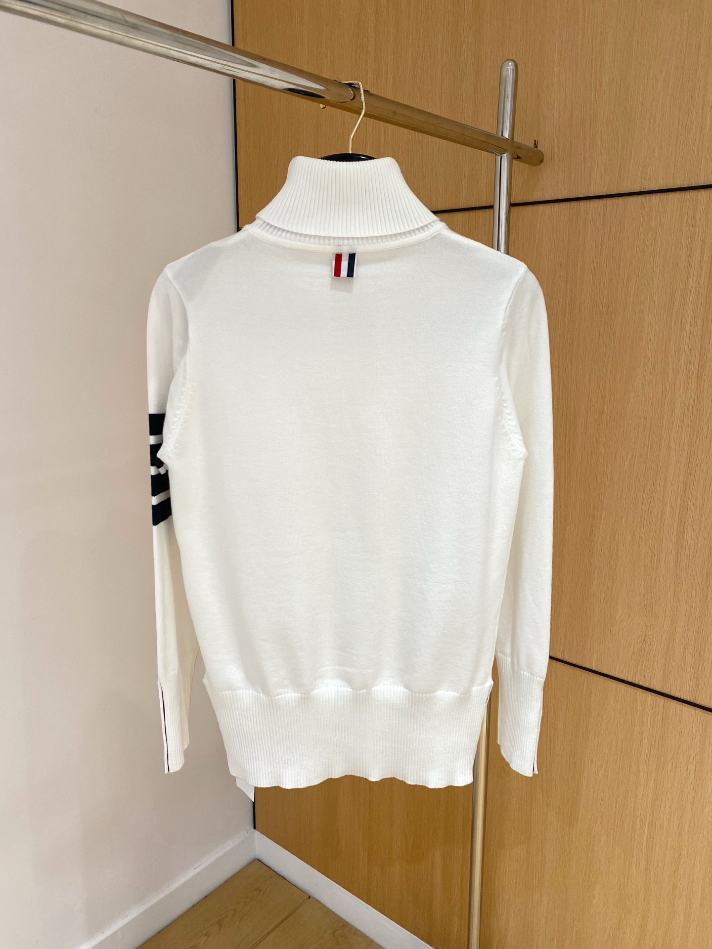 TB 2025秋冬新款高领毛衣 专柜同步 采用羊毛+天丝，时尚经典本色提花logo针织 秋冬必备款精致简