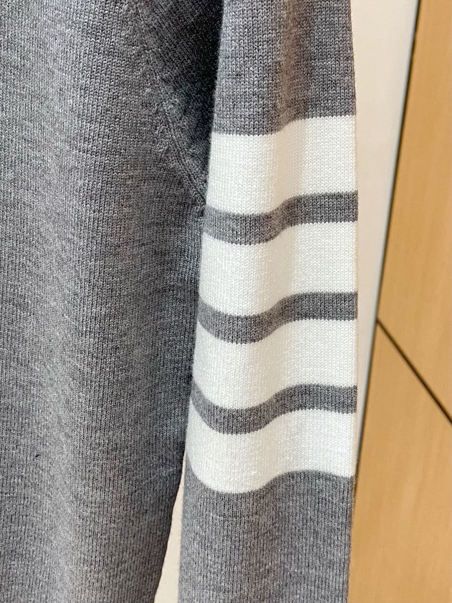 TB 2025秋冬新款高领毛衣 专柜同步 采用羊毛+天丝，时尚经典本色提花logo针织 秋冬必备款精致简