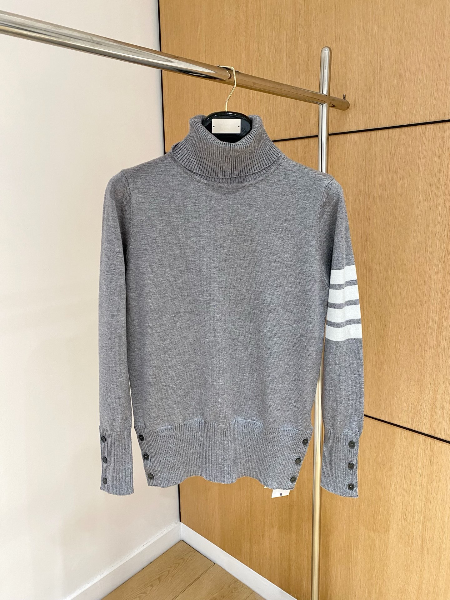 TB 2025秋冬新款高领毛衣 专柜同步 采用羊毛+天丝，时尚经典本色提花logo针织 秋冬必备款精致简