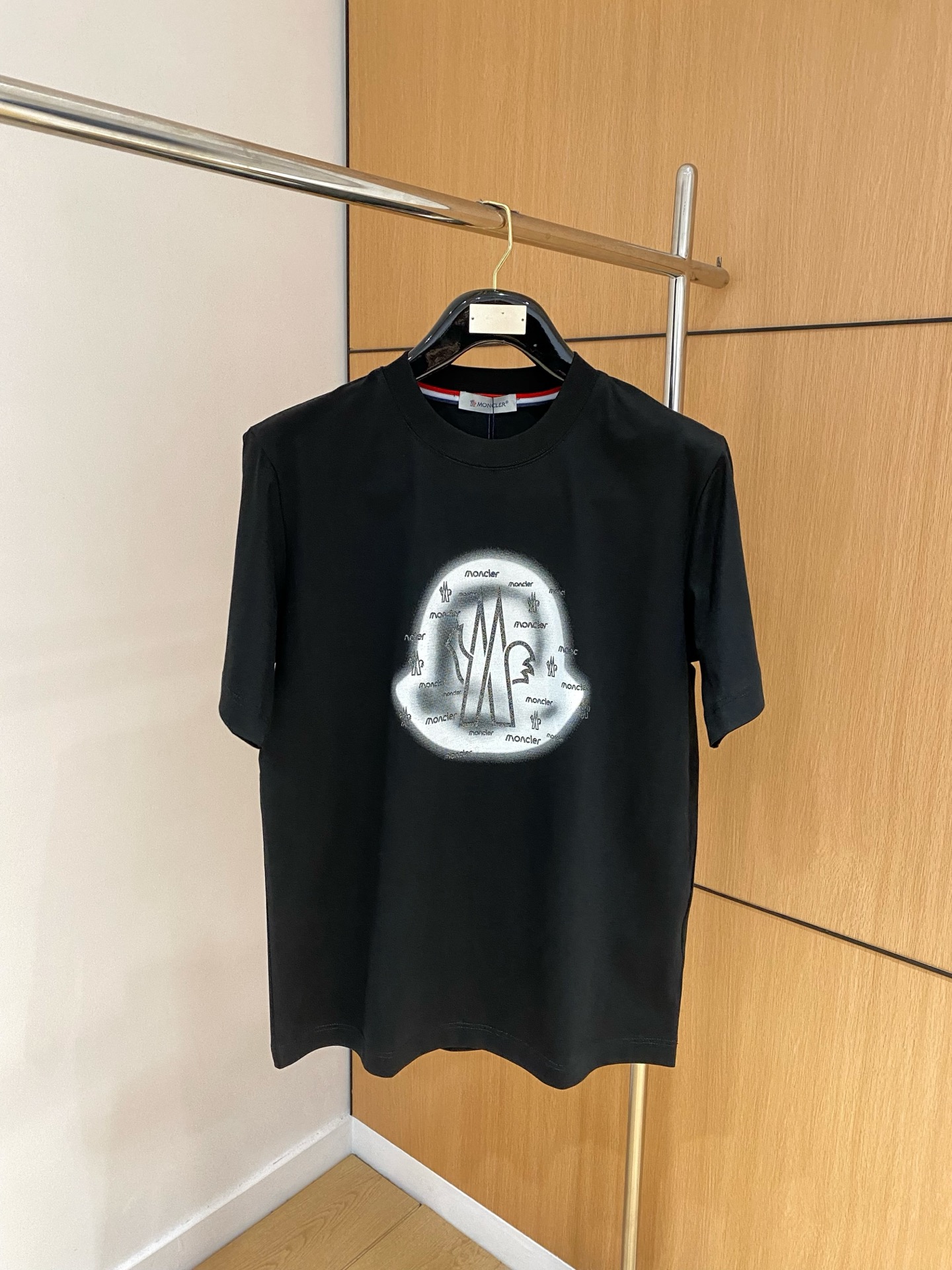 NO:117452,.The masked fluorescent effect is super handsome. The new 25ss spring and summer new style first-time counter has the latest short-sleeved round-neck T-shirt, high-end customization, avant-garde and fashionable design!  Brand logo heavy craft design High-end customized 230g fabric. Soft feel and comfortable to wear. Premium car line with counter level. Black and white. S-2XL, Moncler, T-shirt, tees, t-shirt, alexander wang19860909.蒙口荧光效果 超帅气 25ss春夏新款首发专柜最新款短袖圆领T恤 高端订制 设计前卫时尚！品牌logo重工艺设计 高端定制230克面料.手感柔软.穿着舒适.专柜级别精致车线.颜色黑色.白色.码数S-2XL,,Moncler,T-shirt,tees，t-shirt,alexander wang,Men's clothing