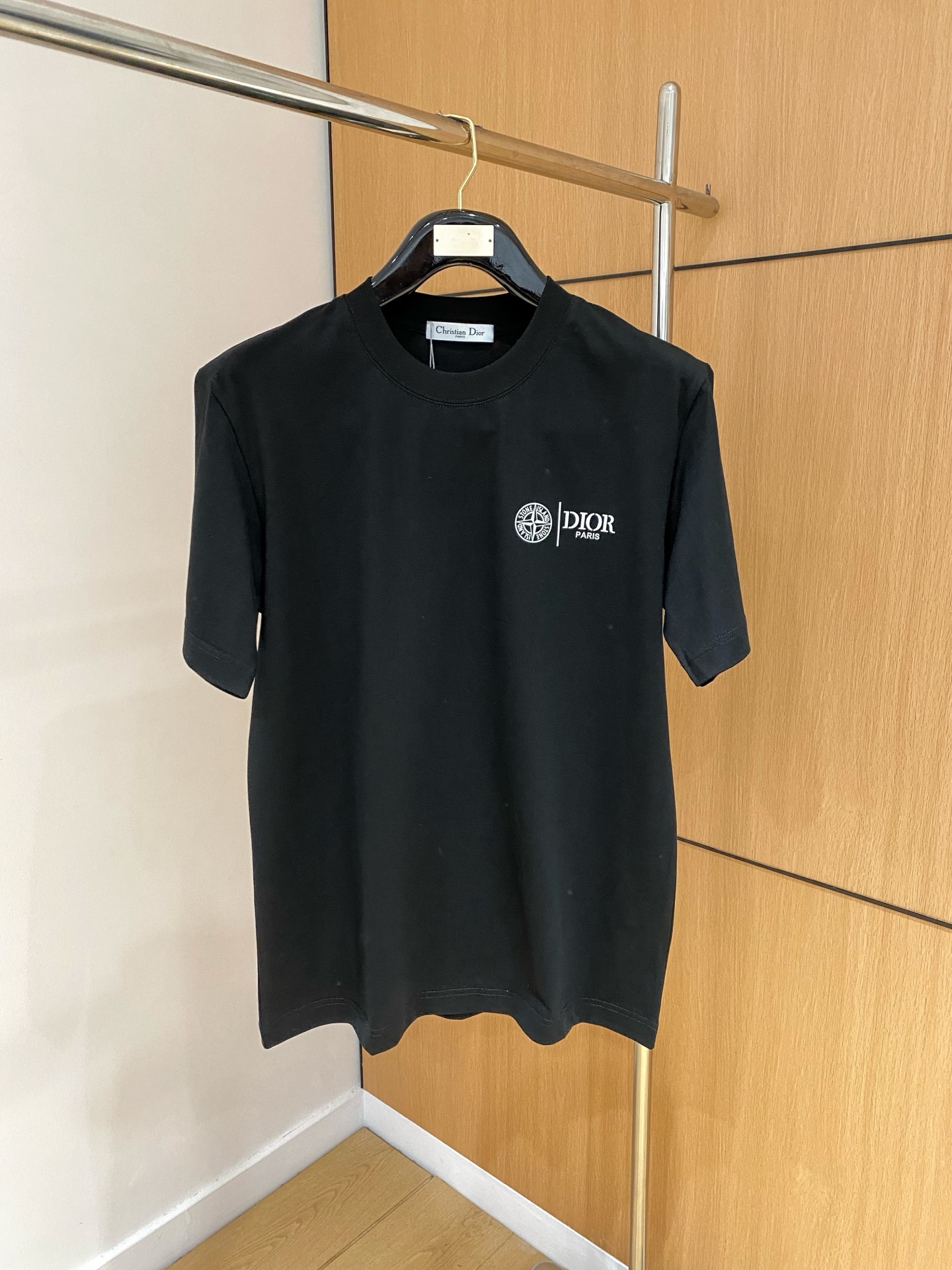 NO:117450,.Dio fluorescent effect, super handsome, 25ss spring and summer new style first-time counter latest short-sleeved round-neck T-shirt, high-end customization, avant-garde and fashionable design!  Brand logo heavy craft design, high-end customized 230g fabric, soft feel, comfortable to wear, exquisite counter-level car line. Color black and white. S-2XL,,dior,T-shirt,tees,t-shirt,alexander wang19860909.Dio荧光效果 超帅气 25ss春夏新款首发专柜最新款短袖圆领T恤 高端订制 设计前卫时尚！品牌logo重工艺设计 高端定制230克面料.手感柔软.穿着舒适.专柜级别精致车线.颜色黑色.白色.码数S-2XL,,dior,T-shirt,tees，t-shirt,alexander wang,Men's clothing