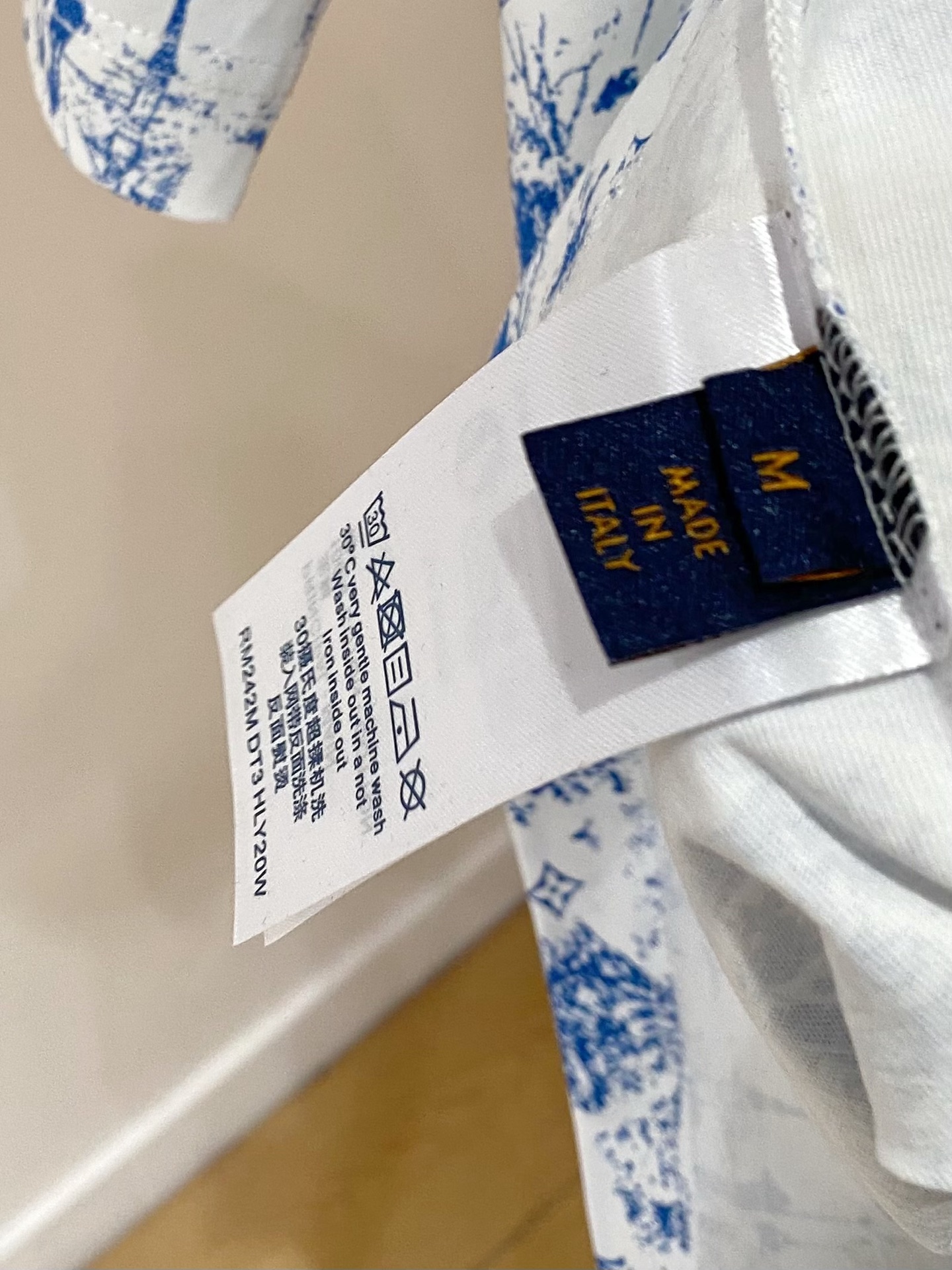   Lv 春夏新款首发专柜最新款短袖圆领T恤 高端订制 设计前卫时尚！品牌logo重工艺设计 高端定制2