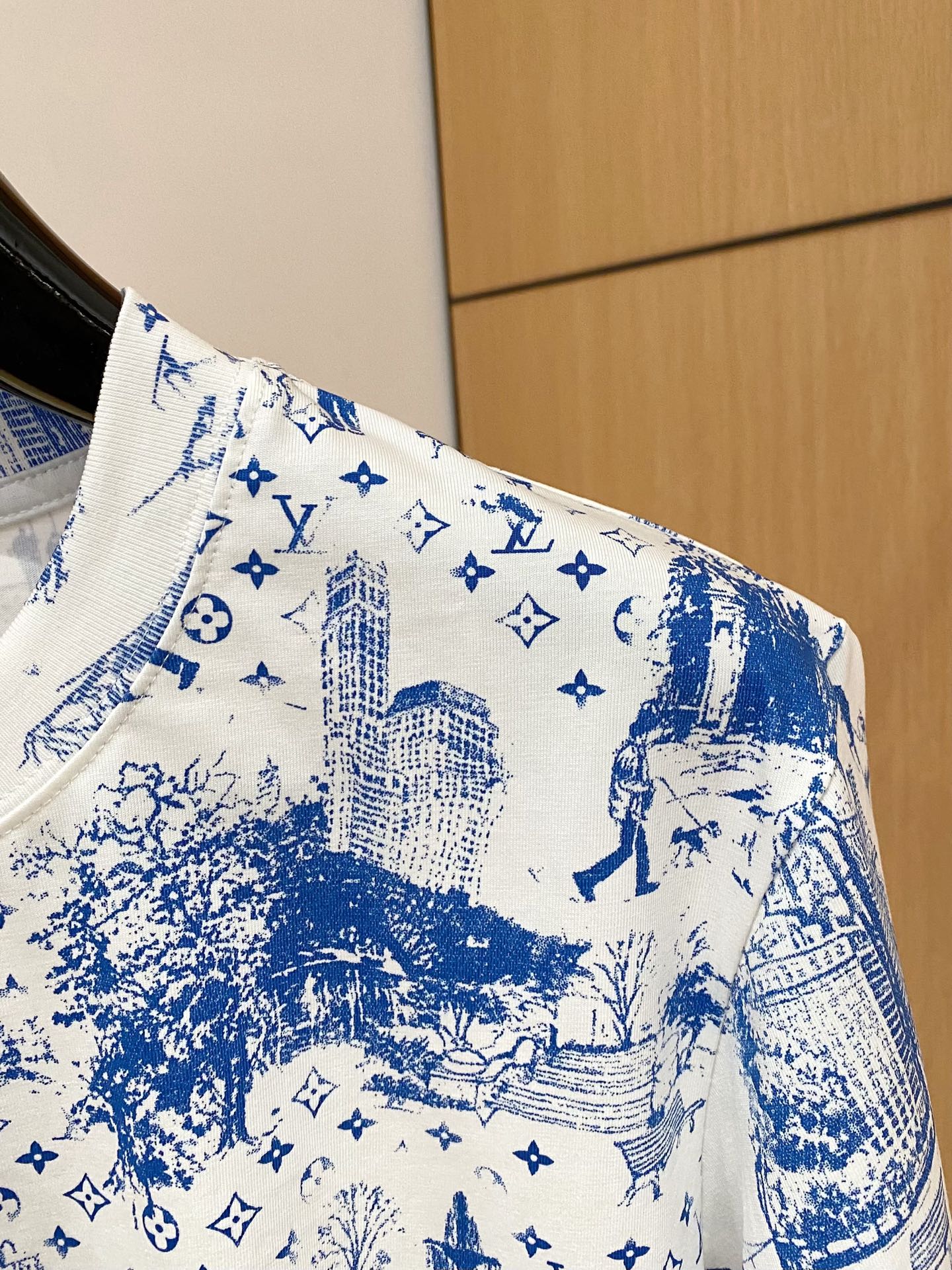   Lv 春夏新款首发专柜最新款短袖圆领T恤 高端订制 设计前卫时尚！品牌logo重工艺设计 高端定制2