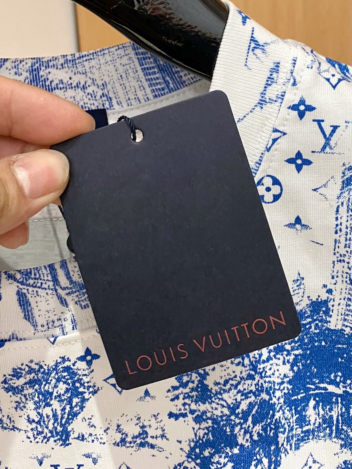   Lv 春夏新款首发专柜最新款短袖圆领T恤 高端订制 设计前卫时尚！品牌logo重工艺设计 高端定制2