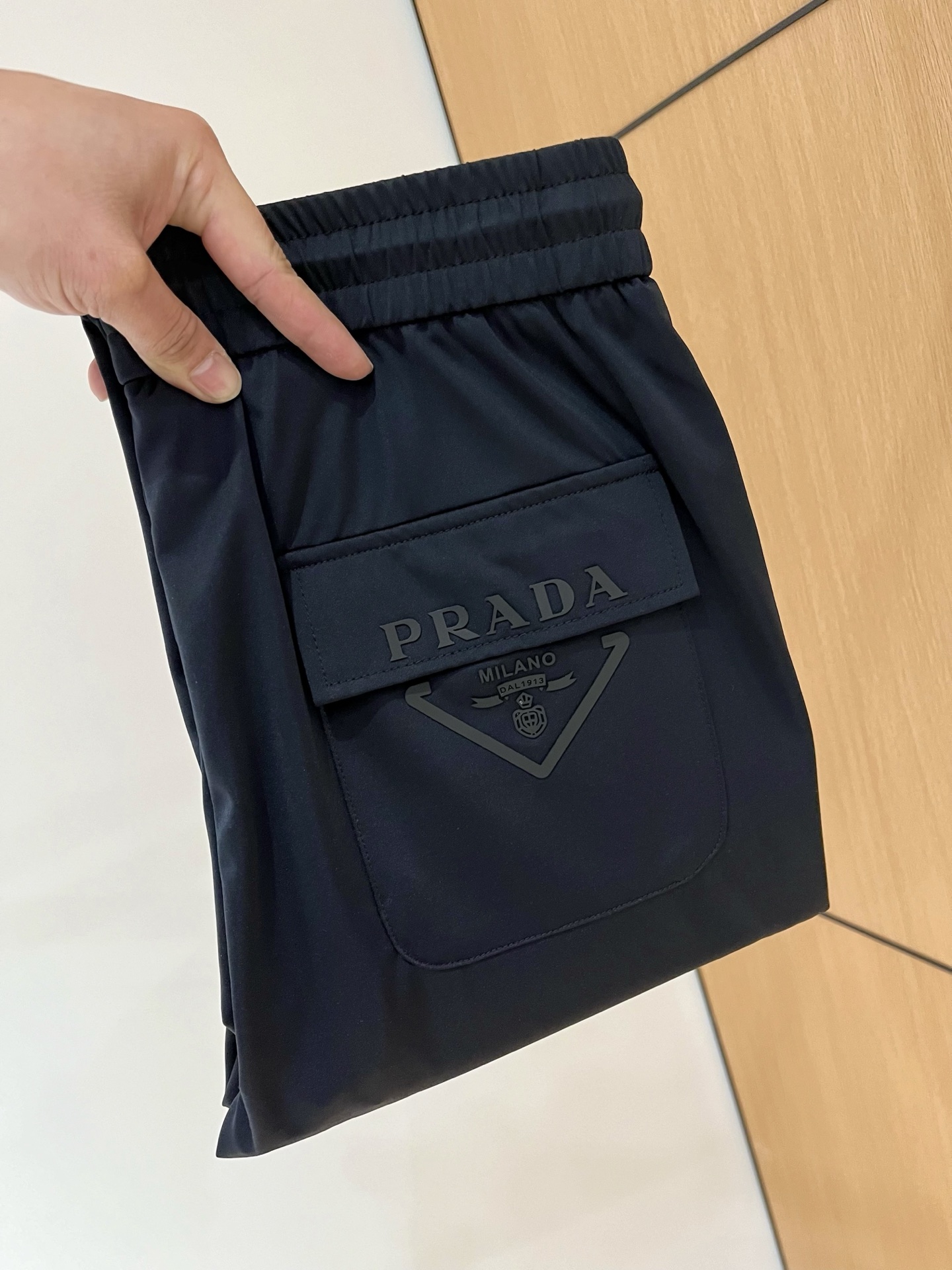 NO:116401,New products for spring, new products for spring, Prada, autumn and winter, hot products are coming!  Solid color casual pants, specially provided fabrics. All civil servants/office workers/broad spectrum people are available. The complete set of the latest hang tags/responsive MILANO classic main mark!  Original Italian flavor!  Integrated locked edges and wraps!  Code number m-4xl, prada, alexander wang19860909开春新品 开春新品 普拉达 秋冬 爆款来袭！纯色休闲裤,特供面料. 公务员/上班族/广谱人群均可.全套最新款吊牌/延用MILANO经典主唛！原汁原味的意大利制造风味！一体化锁边包边！码数m-4xl,,prada,alexander wang,Men's clothing