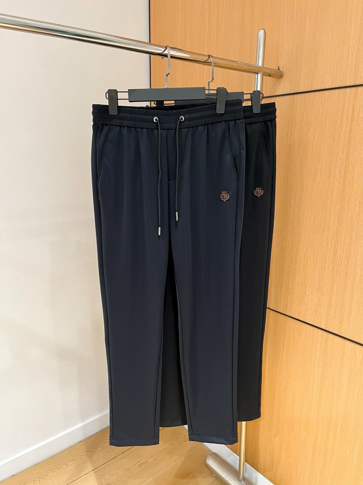 NO:116409,New products for spring, new products for spring, LP, autumn and winter, hot products are coming!  Solid color casual pants, specially provided fabrics. All civil servants/office workers/broad spectrum people are available. The complete set of the latest hang tags/responsive MILANO classic main mark!  Original Italian flavor!  Integrated locked edges and wraps!  Code number m-4xl, loro piana, alexander wang19860909开春新品 开春新品 LP 秋冬 爆款来袭！纯色休闲裤,特供面料. 公务员/上班族/广谱人群均可.全套最新款吊牌/延用MILANO经典主唛！原汁原味的意大利制造风味！一体化锁边包边！码数m-4xl,,loro piana,alexander wang,Men's clothing