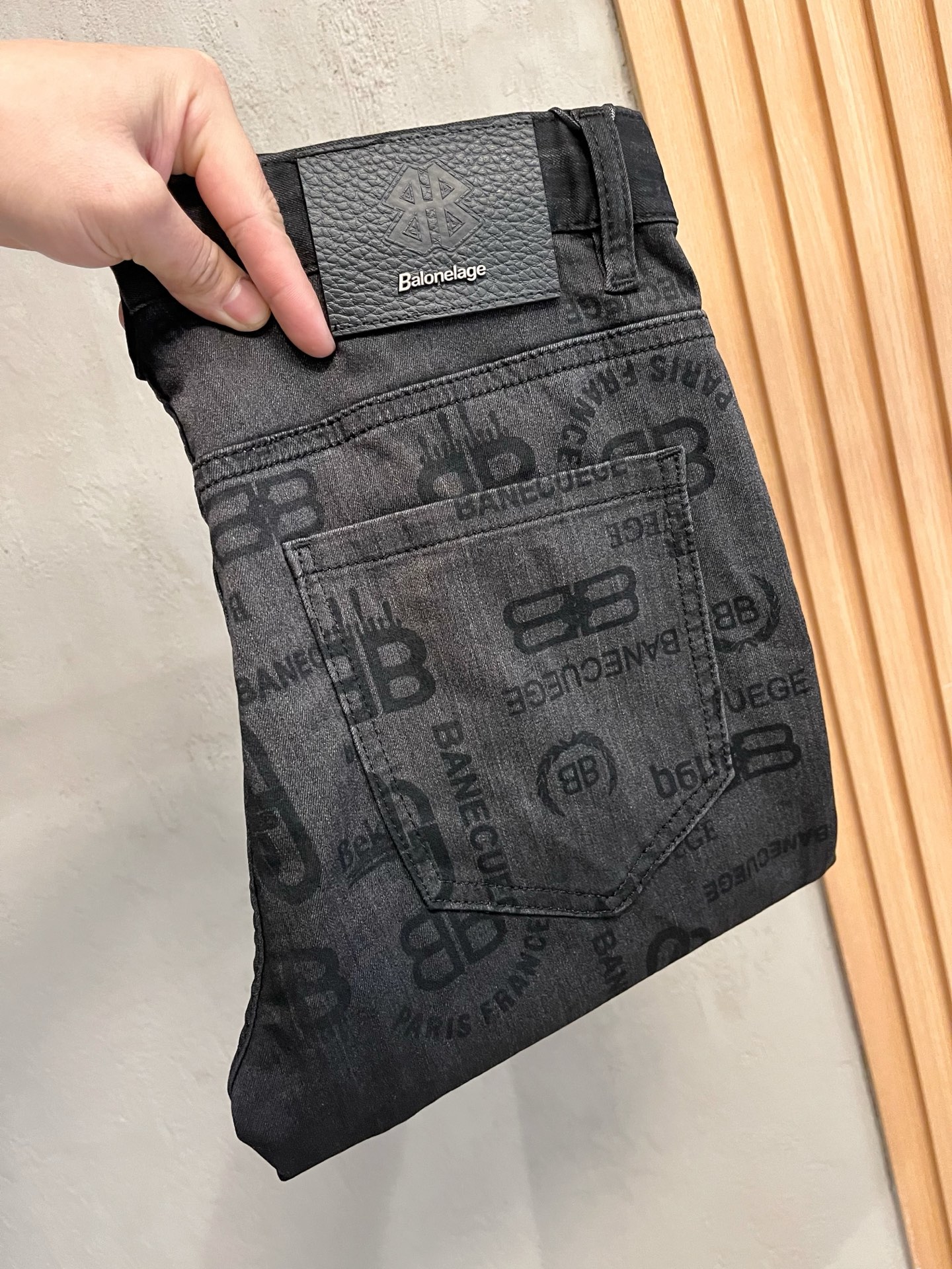  巴黎 牛仔裤 秋冬 爆款来袭！纯色休闲裤，特供面料. 公务员/上班族/广谱人群均可.全套最新款吊牌/延
