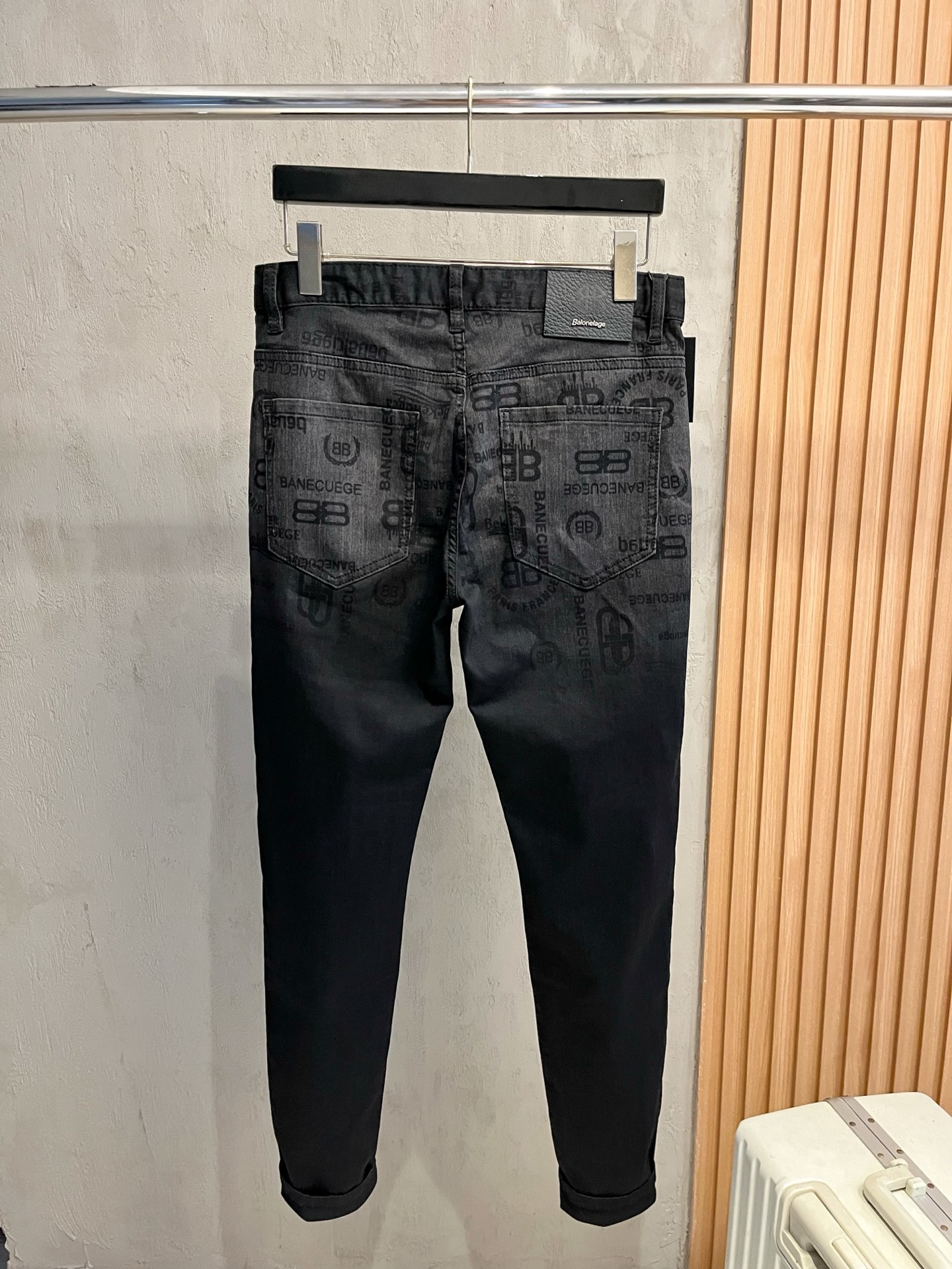 巴黎 牛仔裤 秋冬 爆款来袭！纯色休闲裤，特供面料. 公务员/上班族/广谱人群均可.全套最新款吊牌/延