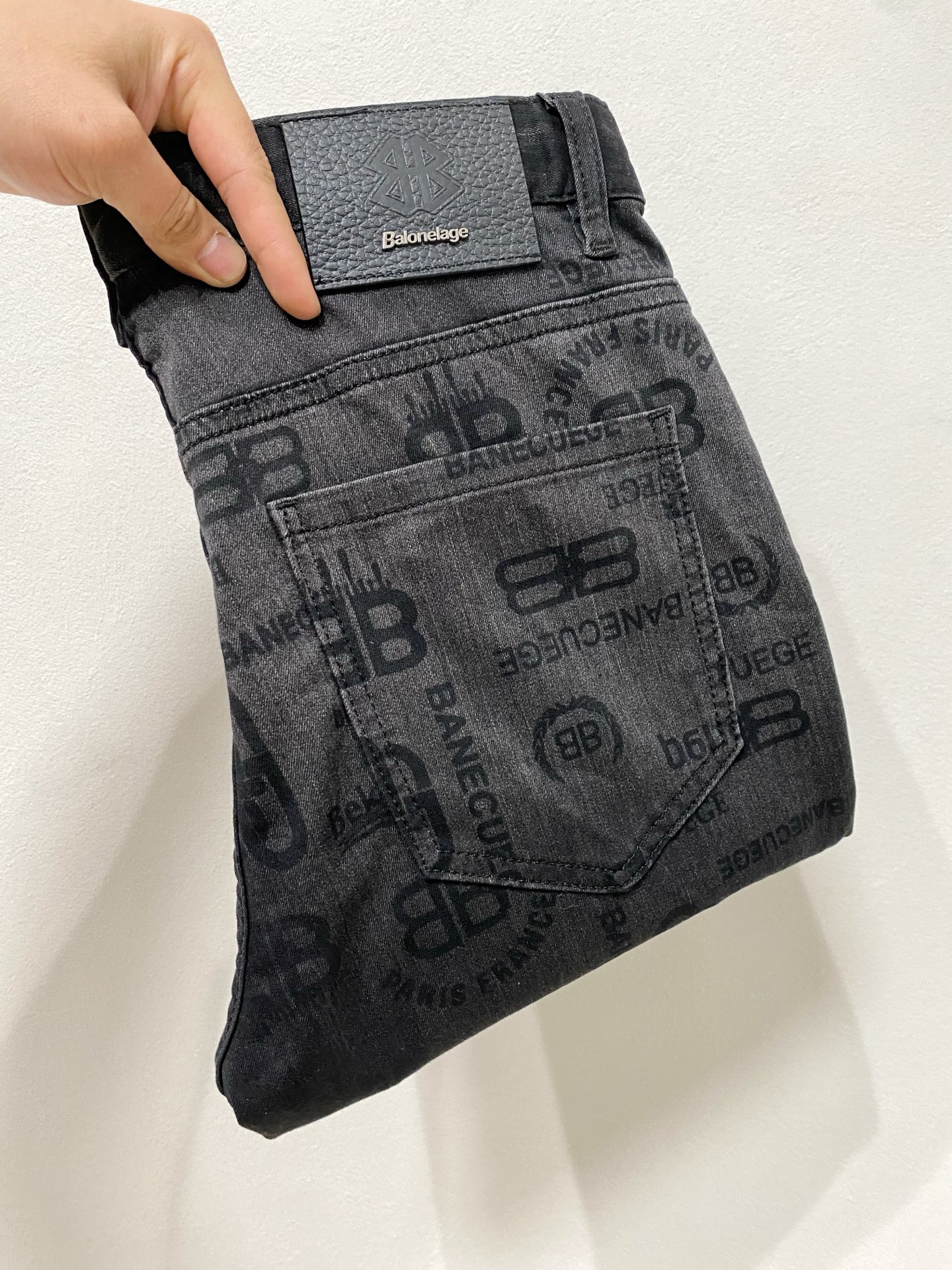 NO:124183,Paris jeans, autumn and winter, hot products are coming!  Solid color casual pants, specially provided fabrics. All civil servants/office workers/broad spectrum people are available. The complete set of the latest hang tags/responsive MILANO classic main mark!  Original Italian flavor!  Integrated locked edges and wraps!  29-38, jeans,alexander wang19860909巴黎 牛仔裤 秋冬 爆款来袭！纯色休闲裤,特供面料. 公务员/上班族/广谱人群均可.全套最新款吊牌/延用MILANO经典主唛！原汁原味的意大利制造风味！一体化锁边包边！码数29-38,,jeans,alexander wang,Men's clothing