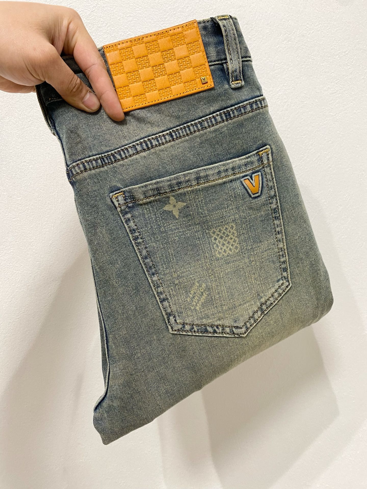 NO:124182,Lv Louis Vuitton jeans, autumn and winter, hot products are coming!  Solid color casual pants, specially provided fabrics. All civil servants/office workers/broad spectrum people are available. The complete set of the latest hang tags/responsive MILANO classic main mark!  Original Italian flavor!  Integrated locked edges and wraps!  29-38, louis vuitton,louis vuitton,jeans,alexander wang19860909Lv 路易威登牛仔裤 秋冬 爆款来袭！纯色休闲裤,特供面料. 公务员/上班族/广谱人群均可.全套最新款吊牌/延用MILANO经典主唛！原汁原味的意大利制造风味！一体化锁边包边！码数29-38,,louis vuitton,louis vuitton,jeans,alexander wang,Men's clothing