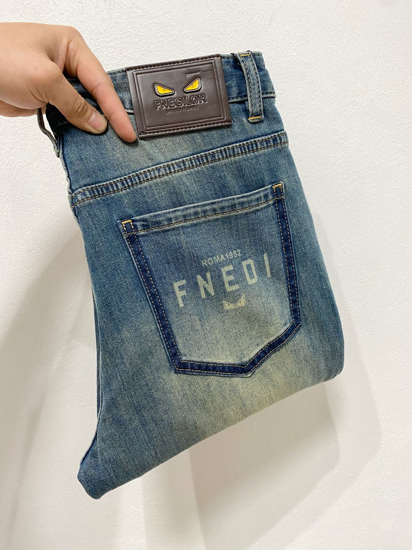 NO:124184,Fendi Jeans, Autumn and Winter, hits!  Solid color casual pants, specially provided fabrics. All civil servants/office workers/broad spectrum people are available. The complete set of the latest hang tags/responsive MILANO classic main mark!  Original Italian flavor!  Integrated locked edges and wraps!  Number of codes 29-38, fendi, jeans, alexander wang19860909芬迪 牛仔裤 秋冬 爆款来袭！纯色休闲裤,特供面料. 公务员/上班族/广谱人群均可.全套最新款吊牌/延用MILANO经典主唛！原汁原味的意大利制造风味！一体化锁边包边！码数29-38,,fendi,jeans,alexander wang,Men's clothing