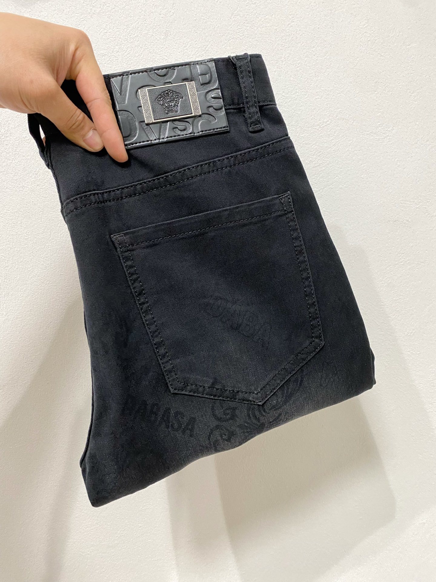 NO:124185,Versace Jeans, Autumn and Winter, hits!  Solid color casual pants, specially provided fabrics. All civil servants/office workers/broad spectrum people are available. The complete set of the latest hang tags/responsive MILANO classic main mark!  Original Italian flavor!  Integrated locked edges and wraps!  Count 29-38, versace, jeans, alexander wang19860909范思哲 牛仔裤 秋冬 爆款来袭！纯色休闲裤,特供面料. 公务员/上班族/广谱人群均可.全套最新款吊牌/延用MILANO经典主唛！原汁原味的意大利制造风味！一体化锁边包边！码数29-38,,versace,jeans,alexander wang,Men's clothing