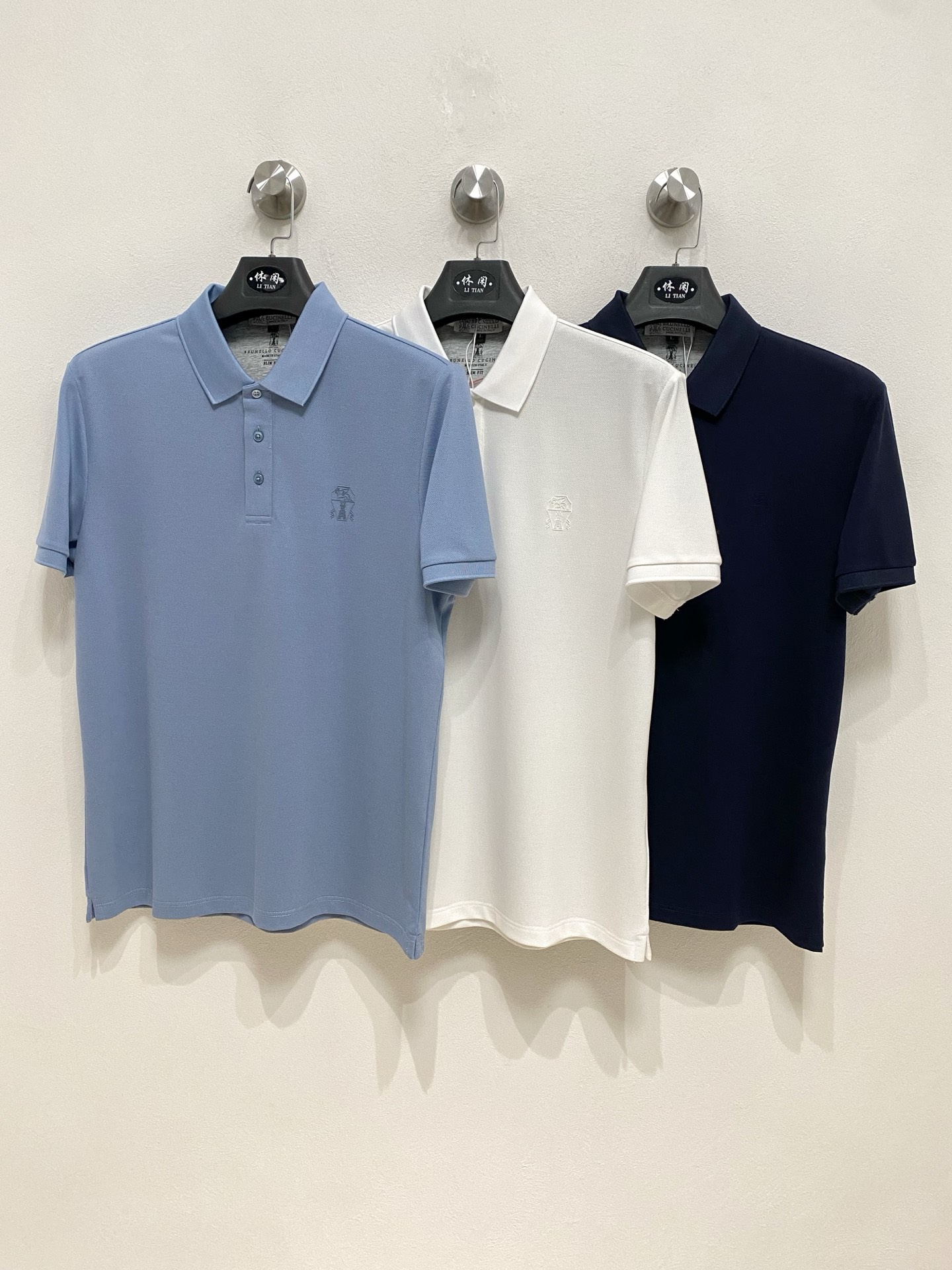 NO:133852,New spring products Bruti BC 2025ss summer new letter logo men's lapel Polo shirt!  Classic business men's style, high-end men's style at the ceiling level of business men's style!  Simple, fashionable and elegant, single-wearing inner wear is decent, quality control/detail control takes away, low-key, luxurious and connotative!  Customer-supplied fixed mesh flooring cotton cloth is carefully made, the surface of the fabric is evenly arranged and neatly arranged, with excellent breathability and heat dissipation and sweat resistance, and the comfort level of the upper body is completely better than that of ordinary single-sided sweat cloth tissue!  The classic brand LOGO logo on the chest is created with top-level craftsmanship. The LOGO has three-dimensional, clear and full texture, and is an extraordinary product in the classic field whether it is inner wear or single wear!  The exquisite cutting process, the processing of every detail is very standard and delicate, and it is comparable to that of ordinary LOW products on the market. Men must enter the basic versatile Polo shirts!  Multi-color Size M-3xl, alexander wang19860909开春新品 布鲁提 bc 2025ss夏季新款字母logo男士翻领Polo衫！经典商务男款,高端男装的天花板级别的商务男款！简约时尚大气不失优雅,单穿内搭体面过人,品质控/细节控的闭眼带走,低调又奢华有内涵！ 客供定织网眼珠地棉布精心制成,面料表面排列均匀整齐的网眼纹理,透气性和散热排汗性极佳,上身舒适程度完全优于普通单面汗布组织！胸前经典的品牌LOGO标识,采用顶级工艺打造,LOGO立体清晰饱满,质感非凡的特质,无论是内搭还是单穿都是一款经典领域的产品！精妙绝伦的裁剪工艺,每一个细节处理的非常标准细腻,非市面一般LOW货可以媲美的,男士必入基础百搭款Polo衫推荐！ 颜色多颜色 尺码M-3xl,,alexander wang,Men's clothing