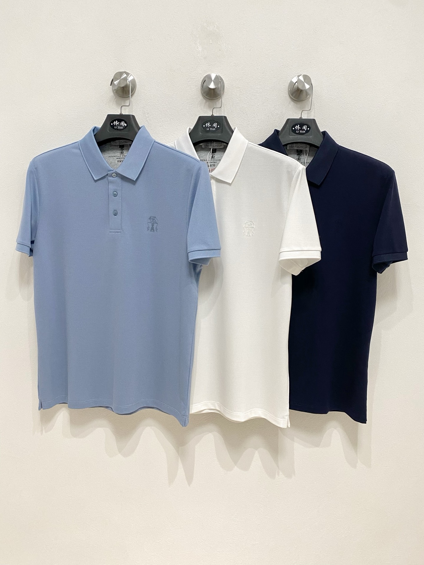 NO:133855,New spring products Bruti BC 2025ss summer new letter logo men's lapel Polo shirt!  Classic business men's style, high-end men's style at the ceiling level of business men's style!  Simple, fashionable and elegant, single-wearing inner wear is decent, quality control/detail control takes away, low-key, luxurious and connotative!  Customer-supplied fixed mesh flooring cotton cloth is carefully made, the surface of the fabric is evenly arranged and neatly arranged, with excellent breathability and heat dissipation and sweat resistance, and the comfort level of the upper body is completely better than that of ordinary single-sided sweat cloth tissue!  The classic brand LOGO logo on the chest is created with top-level craftsmanship. The LOGO has three-dimensional, clear and full texture, and is an extraordinary product in the classic field whether it is inner wear or single wear!  The exquisite cutting process, the processing of every detail is very standard and delicate, and it is comparable to that of ordinary LOW products on the market. Men must enter the basic versatile Polo shirts!  Multi-color Size M-3xl, alexander wang19860909开春新品 布鲁提bc 2025ss夏季新款字母logo男士翻领Polo衫！经典商务男款,高端男装的天花板级别的商务男款！简约时尚大气不失优雅,单穿内搭体面过人,品质控/细节控的闭眼带走,低调又奢华有内涵！ 客供定织网眼珠地棉布精心制成,面料表面排列均匀整齐的网眼纹理,透气性和散热排汗性极佳,上身舒适程度完全优于普通单面汗布组织！胸前经典的品牌LOGO标识,采用顶级工艺打造,LOGO立体清晰饱满,质感非凡的特质,无论是内搭还是单穿都是一款经典领域的产品！精妙绝伦的裁剪工艺,每一个细节处理的非常标准细腻,非市面一般LOW货可以媲美的,男士必入基础百搭款Polo衫推荐！ 颜色多颜色 尺码M-3xl,,alexander wang,Men's clothing