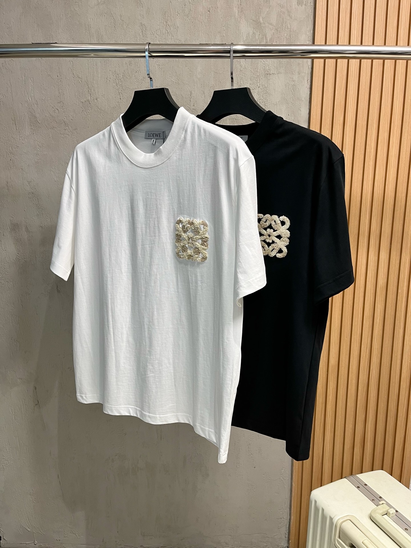 NO:121817,High-version Luo Yiwei 2025 new classic round neck short sleeves, fashionable and versatile classic elements to create exquisite craftsmanship counter fabrics, top-level elements to create, classic short sleeves 3 standards complete, trendy men's fashion, whether it is the comfort of the upper body or it is an incomparable existence, a must-have for male gods. Code number XS-XL, loewe, T-shirt, alexander wang19860909高版本 罗意威 2025新款经典圆领短袖,时尚百搭经典元素打造精致工艺专柜面料,顶级元素融合打造,经典短袖3标齐全,潮男时尚,无论是上身舒适度还是都是无可比拟的存在,男神必备.码数XS-XL,,loewe,T-shirt,alexander wang,Men's clothing