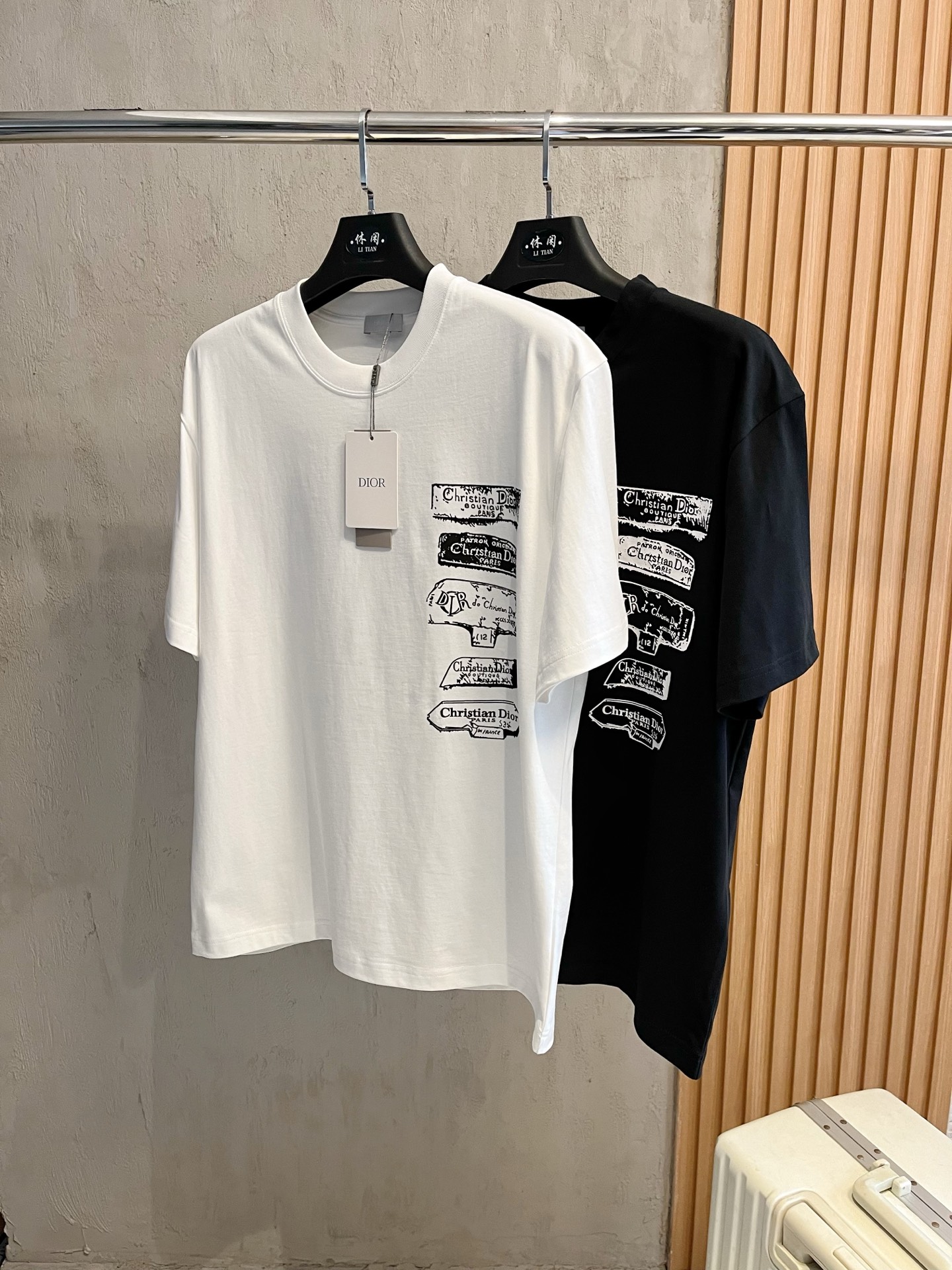 NO:121842,High-version Dior 2025 new classic round neck short sleeves, fashionable and versatile classic elements to create exquisite craftsmanship counter fabrics, top-level elements to create, classic short sleeves 3 standards complete, trendy men's fashion, whether it is the comfort of the upper body or it is an incomparable existence, a must-have for male gods. Code number XS-XL, dior, T-shirt, alexander wang19860909高版本 迪奥 2025新款经典圆领短袖,时尚百搭经典元素打造精致工艺专柜面料,顶级元素融合打造,经典短袖3标齐全,潮男时尚,无论是上身舒适度还是都是无可比拟的存在,男神必备.码数XS-XL,,dior,T-shirt,alexander wang,Men's clothing