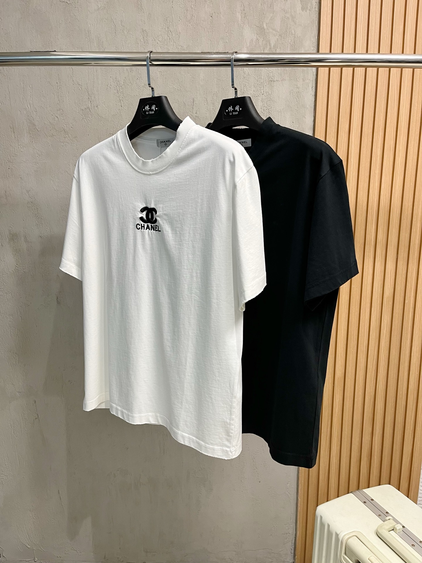 NO:121820,High-version Chanel 2025 new classic round neck short sleeves, fashionable and versatile classic elements to create exquisite craftsmanship counter fabrics, top-level elements to create, classic short sleeves 3 standards complete, trendy men's fashion, whether it is the comfort of the upper body or it is an incomparable existence, a must-have for male gods. Code number XS-XL, chanel, T-shirt, alexander wang19860909高版本 香奈儿 2025新款经典圆领短袖,时尚百搭经典元素打造精致工艺专柜面料,顶级元素融合打造,经典短袖3标齐全,潮男时尚,无论是上身舒适度还是都是无可比拟的存在,男神必备.码数XS-XL,,chanel,T-shirt,alexander wang,Men's clothing